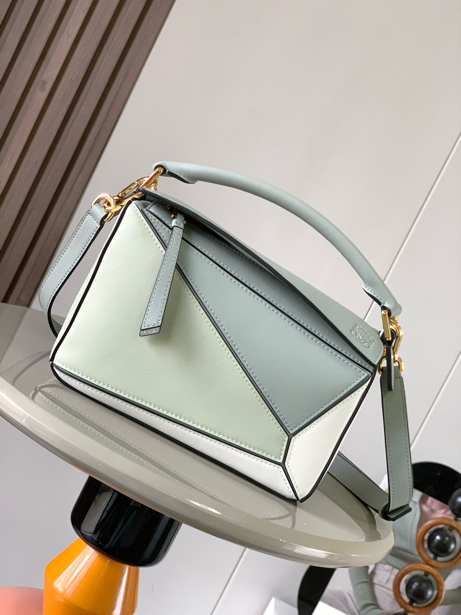 NO:205582,Genuine Grade Geometric Bag 24CMPuzzle Handbag Original imported calfskin plain paper Luojia hot-style geometric bag Puzzle Handbag is the first handbag for L0EWE's first handbag rectangular shape and precise cutting technology. Puzzle's unique geometric lines This small-size version is made of soft grain cowhide leather * Small Puzzle can accommodate for example a large wallet, mobile phones of all sizes and sunglasses obliquely, shoulder back, hand hold or top handle carrying * removable Size 24CM~16CM~10CM Model number 9005 Color gray and white, Loewe, loewe, wallets, cowhide19860909正品级 几何包24CMPuzzle手袋原厂进口小牛皮平纹 罗家爆款几何包Puzzle 手袋是创意总监乔纳森·安德森（ Jonathan Anderson）为 L0EWE 推出的首款手提包长方体形状和精确的切割技术创造了 Puzzle 独特的几何线条这个小尺寸版本采用柔软粒面牛皮革制成＊小号 Puzzle 可以容纳例如一只大号钱包、所有尺寸的手机和太阳镜斜、肩背、手拿或顶部提手携带＊可拆卸 尺寸24CM～16CM～10CM 款号9005 颜色灰白拼,罗意威,loewe,loewe,wallets,cowhide,Bag