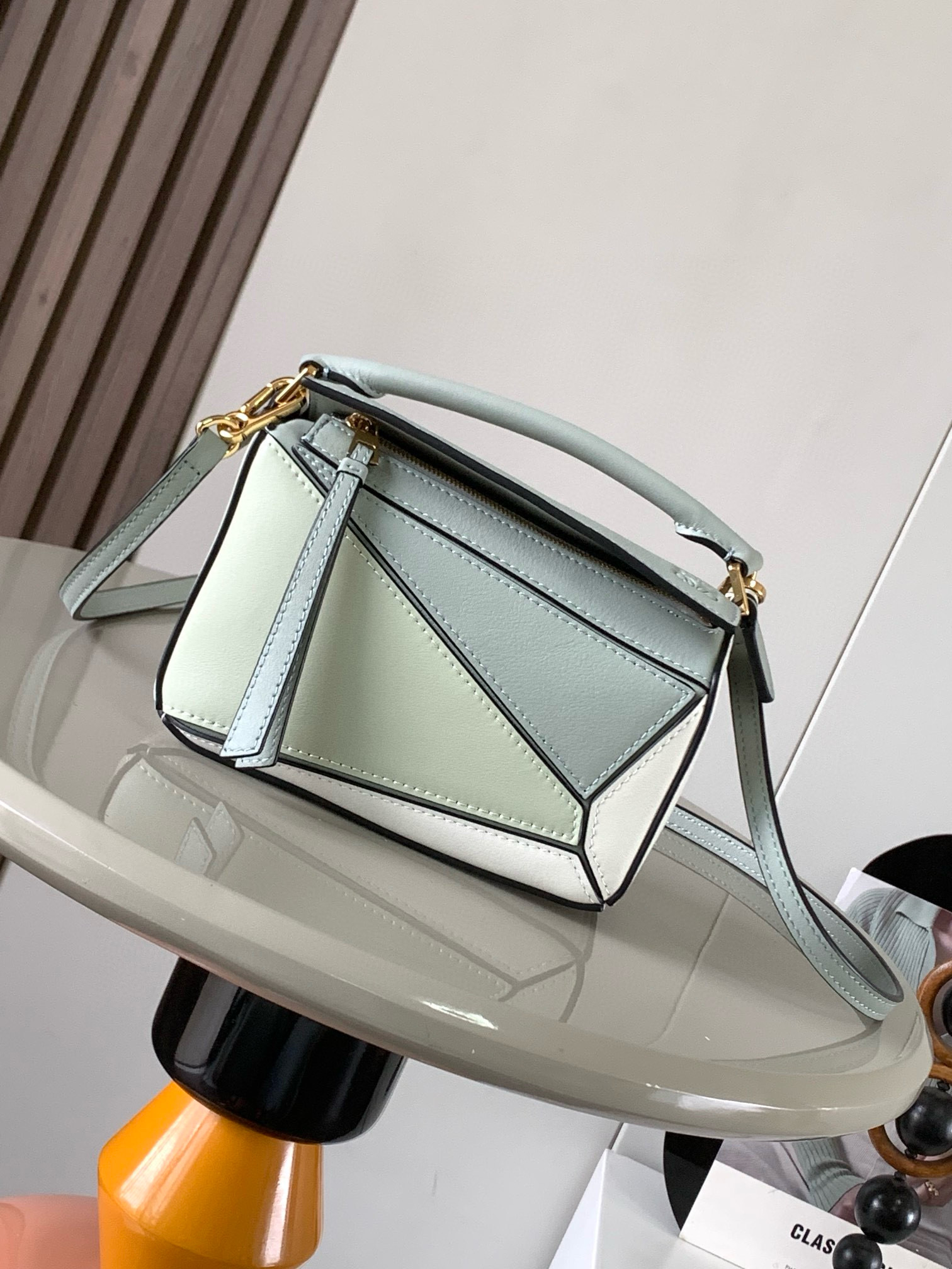 NO:205586,Genuine grade hot geometric bag mini 18CM original imported Napa calfskin Puzzle handbag is creative director Jonathan.  Anderson has created Puzzle's unique geometric lines for the first handbag rectangular shape and precise cutting technology for L0EWE. This mini version is made of classic cowhide leather. The mini Puzzle can accommodate, for example, a small vertical wallet, most sized mobile phones (up to 6.1 inches) and sunglasses case crossbody, shoulder, hand hold or top carry. The weight of the removable shoulder strap bag is almost ignored. It is practical to stir-fry chicken, and it is used to install a mobile phone with a small wallet lipstick powder when you go out. It has no cumbersome feeling, and life is easy and pleasant from now on (the xs, plus you care most about is OK) Size 18~12.5~8CM Model number 9016 Color gray and white, Loewe, wallets, cowhide19860909正品级 爆款几何包迷你18CM原厂进口纳帕小牛皮Puzzle手袋是创意总监乔纳森．安德森为 L0EWE 推出的首款手提包长方体形状和精确的切割技术创造了 Puzzle 独特的几何线条.这个迷你版本采用经典牛皮革制成迷你 Puzzle 可以容纳例如一只小号垂直钱包、大多数尺寸的手机（最大6.1英寸）和太阳镜盒斜挎、肩背、手拿或顶部提手携带.可拆卸肩带包包自身重量几乎忽略,炒鸡实用,出门装手机小钱包口红粉饼,毫无累赘感,轻松愉快人生从此开启(你们最关心的xs,plus都ok哈） 尺寸18～12.5～8CM 款号9016 颜色灰白拼,罗意威,loewe,wallets,cowhide,Bag