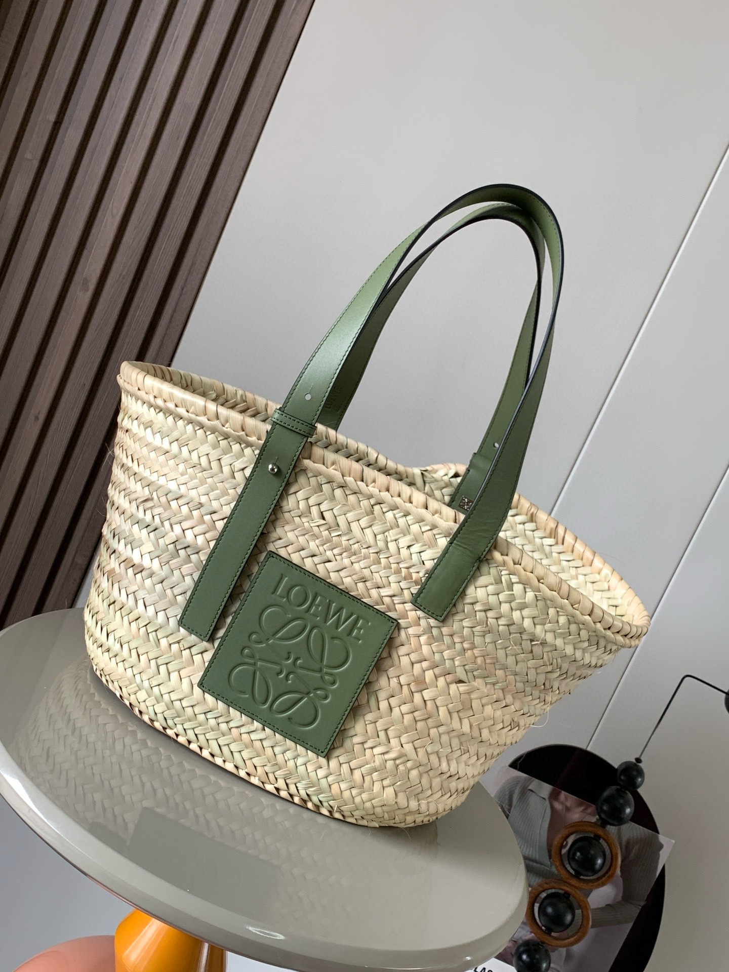NO:205820,Genuine Large Palm Leaf and Cowhide Basket Handbag A traditional Basket Handbag with a classic hand-woven body and cowhide top handle This version is made of palm leaves and cowhide leather. Due to handmade, the size may be slightly different, making every purchase unique. It is a must-have for spring and summer fairies. The magic of it is that no matter what style of clothes you wear, just carry it ~ full of casual and freshness ~ things that are essential to go out ~ can be filled with pastoral style, but urban!  There are so many celebrities who have the same style~ and they have a very light weight!  The classic fighter ◇Hurry and put it in your pocket. Size 47CM~28CM~25CM. Model number 8005. Color green, Loewe, cowhide.19860909正品级 大号棕榈叶和牛皮革 Basket 手袋一个传统的 Basket 手袋带有经典的手工编织包身和牛皮革顶部提手这个版本采用棕榈叶和牛皮革制成由于手工制作,尺寸可能略有不同,使每次购买都独一无真的是超级有氛围感的包款春夏季仙女的必备款它的神奇之处在于无论你穿什么风格的衣服只要拎着它～满满的随性感小清新～出门必备的东西～都能装得下田园风,可都市！超多明星同款哦～而且自重很轻！经典中的战斗机◇快快纳入囊中吧 尺寸47CM~28CM~25CM 款号8005 颜色绿色,罗意威,loewe,cowhide,Bag