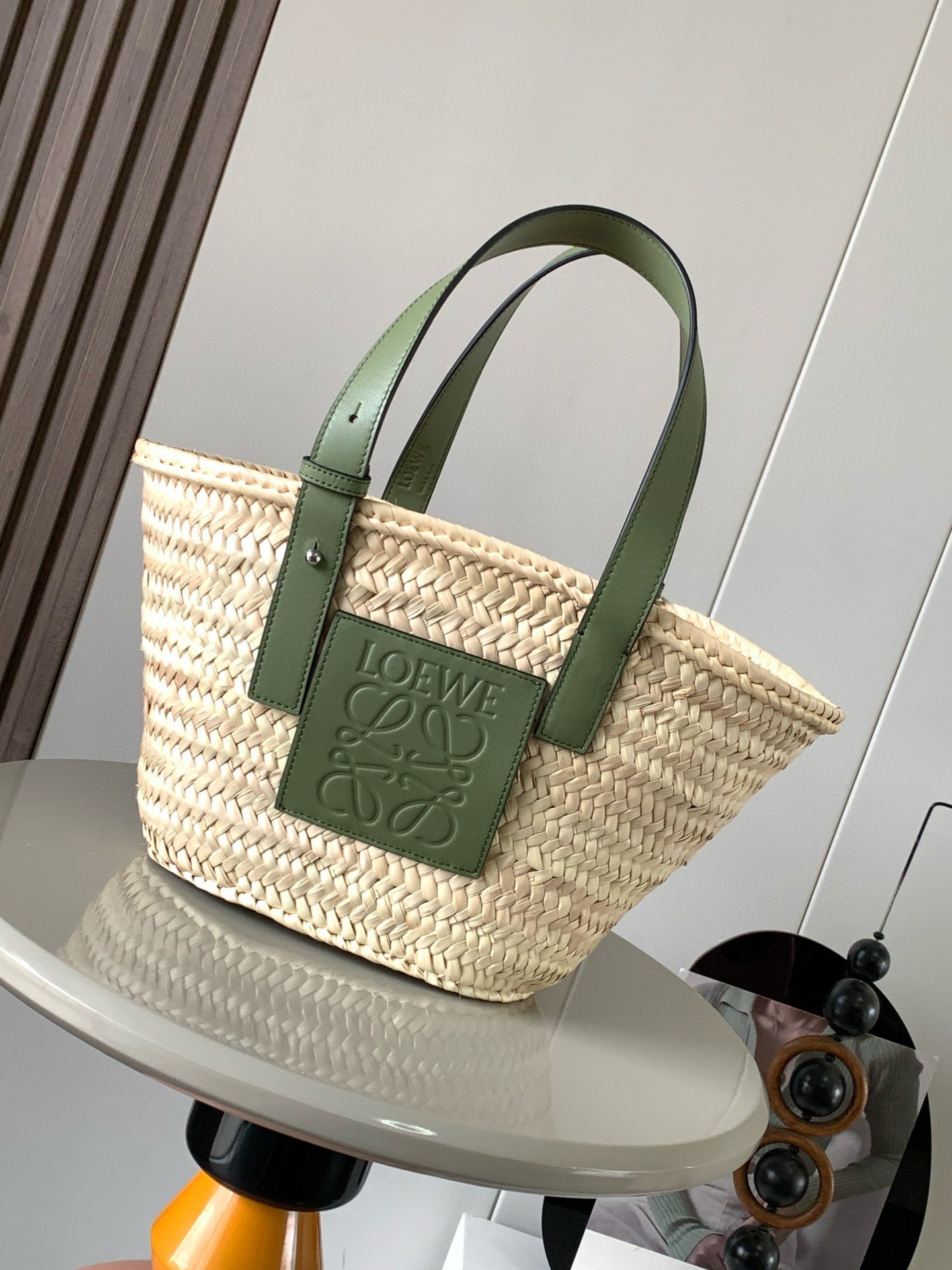 NO:205824,Genuine Grade Small Palm Leather and Cowhide Basket Handbag A traditional Basket handbag with a classic hand-woven body and cowhide top handle This version is made of palm leaves and cowhide leather. Due to handmade, the size may be slightly different, making every purchase unique. It is a must-have for spring and summer fairies. The magic of it is that no matter what style of clothes you wear, just carry it ~ full of casual and freshness ~ things that are essential to go out ~ can be filled with pastoral style, but urban!  There are so many celebrities who have the same style~ and they have a very light weight!  The classic fighter ◇Hurry and put it in your pocket. Size 31CM~17.5CM~13CM Model number 8004 Color green, Loewe, cowhide19860909正品级 小号棕榈叶和牛皮革 Basket 手袋一个传统的 Basket 手袋带有经典的手工编织包身和牛皮革顶部提手这个版本采用棕榈叶和牛皮革制成由于手工制作,尺寸可能略有不同,使每次购买都独一无真的是超级有氛围感的包款春夏季仙女的必备款它的神奇之处在于无论你穿什么风格的衣服只要拎着它～满满的随性感小清新～出门必备的东西～都能装得下田园风,可都市！超多明星同款哦～而且自重很轻！经典中的战斗机◇快快纳入囊中吧 尺寸31CM~17.5CM~13CM 款号8004 颜色绿色,罗意威,loewe,cowhide,Bag