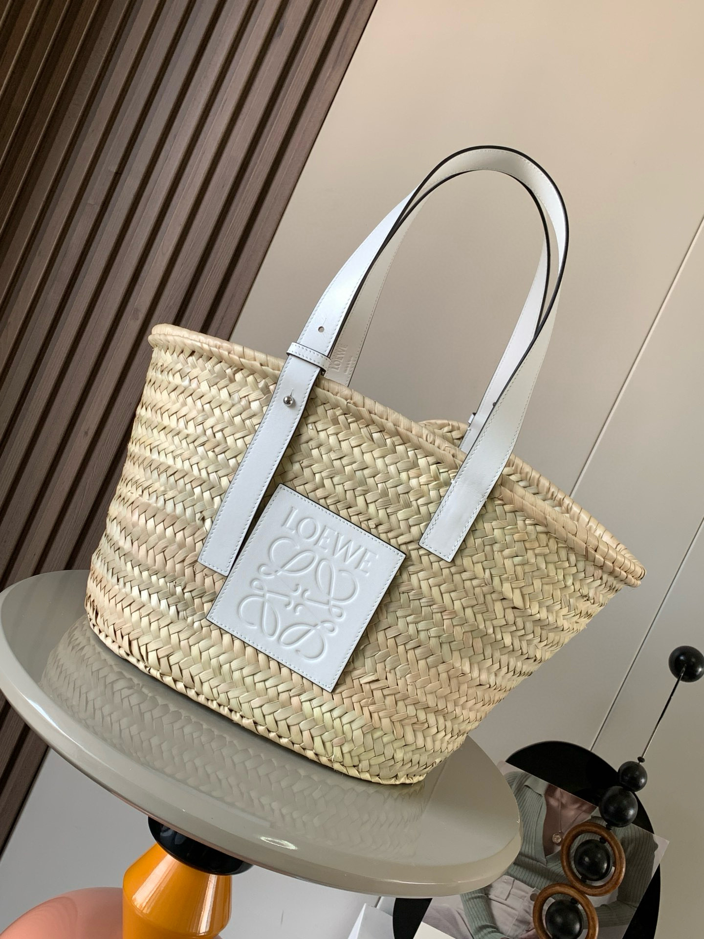 NO:205793,Genuine Large Palm Leaf and Cowhide Basket Handbag A traditional Basket Handbag with a classic hand-woven body and cowhide top handle This version is made of palm leaves and cowhide leather. Due to handmade, the size may be slightly different, making every purchase unique. It is a must-have for spring and summer fairies. The magic of it is that no matter what style of clothes you wear, just carry it ~ full of casual and freshness ~ things that are essential to go out ~ can be filled with pastoral style, but urban!  There are so many celebrities who have the same style~ and they have a very light weight!  The classic fighter ◇Hurry and put it in your pocket. Size 47CM~28CM~25CM. Model number 8005. Color white, Loewe, cowhide.19860909正品级 大号棕榈叶和牛皮革 Basket 手袋一个传统的 Basket 手袋带有经典的手工编织包身和牛皮革顶部提手这个版本采用棕榈叶和牛皮革制成由于手工制作,尺寸可能略有不同,使每次购买都独一无真的是超级有氛围感的包款春夏季仙女的必备款它的神奇之处在于无论你穿什么风格的衣服只要拎着它～满满的随性感小清新～出门必备的东西～都能装得下田园风,可都市！超多明星同款哦～而且自重很轻！经典中的战斗机◇快快纳入囊中吧 尺寸47CM~28CM~25CM 款号8005 颜色白色,罗意威,loewe,cowhide,Bag