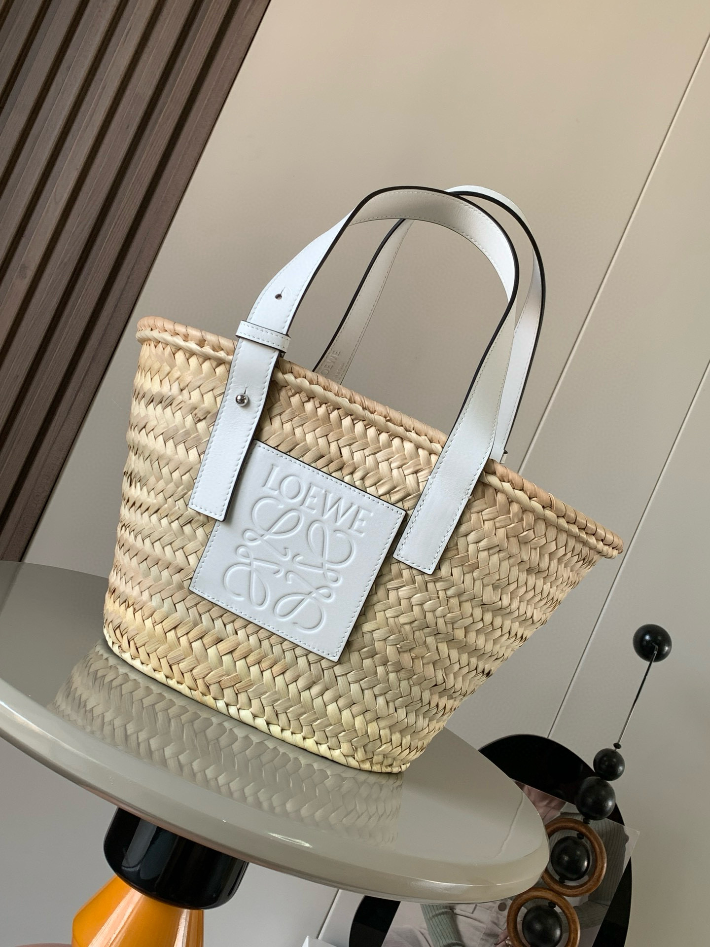 NO:205798,Genuine Grade Small Palm Leather and Cowhide Basket Handbag A traditional Basket handbag with a classic hand-woven body and cowhide top handle This version is made of palm leaves and cowhide leather. Due to handmade, the size may be slightly different, making every purchase unique. It is a must-have for spring and summer fairies. The magic of it is that no matter what style of clothes you wear, just carry it ~ full of casual and freshness ~ things that are essential to go out ~ can be filled with pastoral style, but urban!  There are so many celebrities who have the same style~ and they have a very light weight!  The classic fighter ◇Hurry and put it in your pocket. Size 31CM~17.5CM~13CM Model number 8004 Color white, Loewe, cowhide19860909正品级 小号棕榈叶和牛皮革 Basket 手袋一个传统的 Basket 手袋带有经典的手工编织包身和牛皮革顶部提手这个版本采用棕榈叶和牛皮革制成由于手工制作,尺寸可能略有不同,使每次购买都独一无真的是超级有氛围感的包款春夏季仙女的必备款它的神奇之处在于无论你穿什么风格的衣服只要拎着它～满满的随性感小清新～出门必备的东西～都能装得下田园风,可都市！超多明星同款哦～而且自重很轻！经典中的战斗机◇快快纳入囊中吧 尺寸31CM~17.5CM~13CM 款号8004 颜色白色,罗意威,loewe,cowhide,Bag