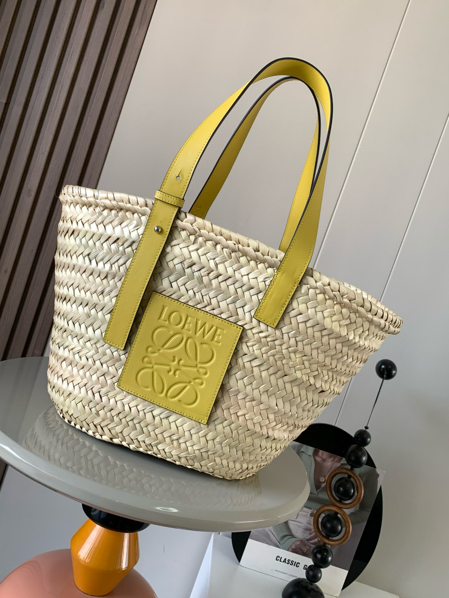 NO:205803,Genuine Large Palm Leaf and Cowhide Basket Handbag A traditional Basket Handbag with a classic hand-woven body and cowhide top handle This version is made of palm leaves and cowhide leather. Due to handmade, the size may be slightly different, making every purchase unique. It is a must-have for spring and summer fairies. The magic of it is that no matter what style of clothes you wear, just carry it ~ full of casual and freshness ~ things that are essential to go out ~ can be filled with pastoral style, but urban!  There are so many celebrities who have the same style~ and they have a very light weight!  The classic fighter ◇Hurry and put it in your pocket. Size 47CM~28CM~25CM No. 8005 Color yellow, Loewe, cowhide19860909正品级 大号棕榈叶和牛皮革 Basket 手袋一个传统的 Basket 手袋带有经典的手工编织包身和牛皮革顶部提手这个版本采用棕榈叶和牛皮革制成由于手工制作,尺寸可能略有不同,使每次购买都独一无真的是超级有氛围感的包款春夏季仙女的必备款它的神奇之处在于无论你穿什么风格的衣服只要拎着它～满满的随性感小清新～出门必备的东西～都能装得下田园风,可都市！超多明星同款哦～而且自重很轻！经典中的战斗机◇快快纳入囊中吧 尺寸47CM~28CM~25CM 款号8005 颜色黄色,罗意威,loewe,cowhide,Bag