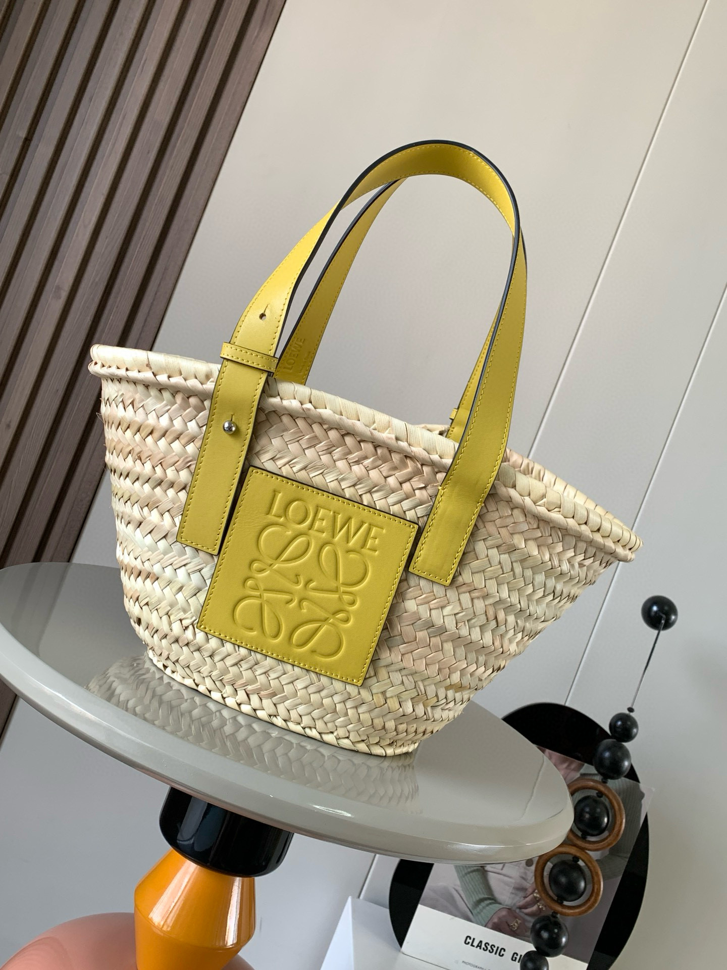 NO:205808,Genuine Grade Small Palm Leather and Cowhide Basket Handbag A traditional Basket handbag with a classic hand-woven body and cowhide top handle This version is made of palm leaves and cowhide leather. Due to handmade, the size may be slightly different, making every purchase unique. It is a must-have for spring and summer fairies. The magic of it is that no matter what style of clothes you wear, just carry it ~ full of casual and freshness ~ things that are essential to go out ~ can be filled with pastoral style, but urban!  There are so many celebrities who have the same style~ and they have a very light weight!  The classic fighter ◇Hurry and put it in your pocket. Size 31CM~17.5CM~13CM Model number 8004 Color yellow, Loewe, cowhide19860909正品级 小号棕榈叶和牛皮革 Basket 手袋一个传统的 Basket 手袋带有经典的手工编织包身和牛皮革顶部提手这个版本采用棕榈叶和牛皮革制成由于手工制作,尺寸可能略有不同,使每次购买都独一无真的是超级有氛围感的包款春夏季仙女的必备款它的神奇之处在于无论你穿什么风格的衣服只要拎着它～满满的随性感小清新～出门必备的东西～都能装得下田园风,可都市！超多明星同款哦～而且自重很轻！经典中的战斗机◇快快纳入囊中吧 尺寸31CM~17.5CM~13CM 款号8004 颜色黄色,罗意威,loewe,cowhide,Bag