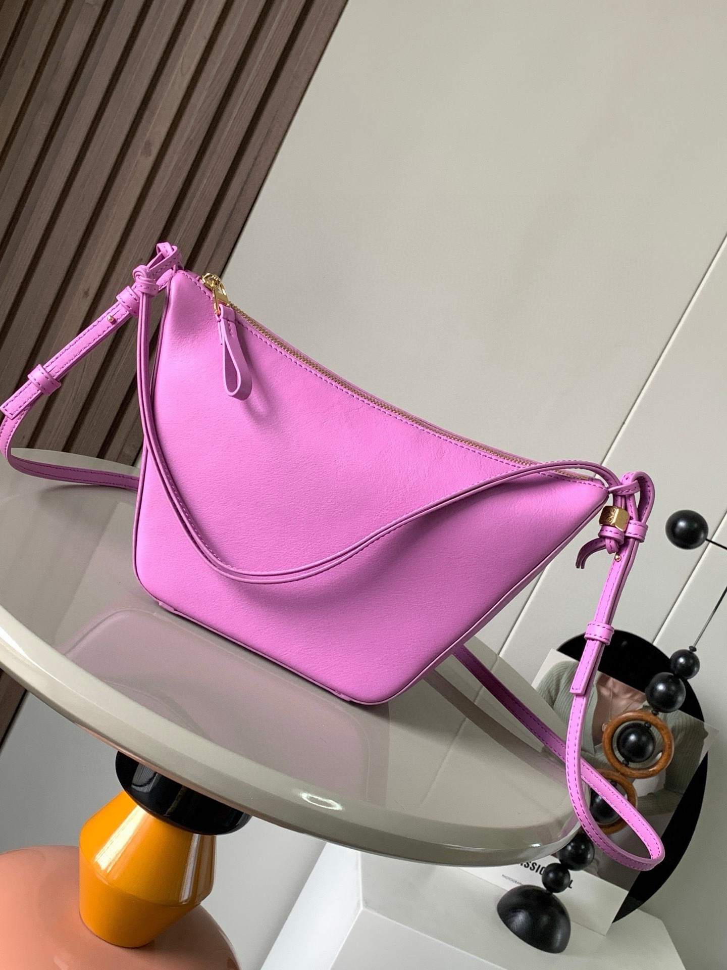 NO:205850,Authentic HammockHobo Handbag New Hammock Bag/Armile Bag, one and three-purpose: handheld, shoulder, and oblique hanging!  There are many ways to play freely. The super versatile Hammock Hobo handbag deconstructs the classic handbag's design that can easily change shape and retains the representative hammock shape, creating a fashionable, versatile and ergonomic Hobo handbag. The upper body of the Hobo handbag can only be too fragrant!  Two shoulder straps can be under the armpit or crossbody, all cowhide is super soft. The details include dice beads. The classic front is short and the back is long, and the special small round pendulum is a playful feeling. This version is made of classic cowhide leather. The knotted cowhide straps can be customized. ＊ can be shoulder-back, cross-back or hand-held * Zipper opening and closing * Cowhide zipper head * Herringbone cotton canvas lining * Size 28~19~9.5CM Model number 9023 Color Rose Pink, Luo Yiwei, loewe, cowhide19860909正品级 爆款HammockHobo手袋新款吊床包/腋下包,一款三用:手提、肩背、斜挂！可以自由DIY玩法多多,超级百搭Hammock Hobo手袋将经典手袋能轻松改变形状的设计进行解构保留颇具代表性的吊床造型,打造出一款时尚百搭且符合人体工学的 Hobo 手袋上身只能太香了！两根肩带可以腋下也可以斜挎包身全牛皮超级柔软,细节之处有的骰子串珠经典的前短后长,特色的小圆摆,一整个俏皮感此版本采用经典牛皮革制成,打结牛皮革带子可进行个性化设计＊可肩背、斜背或手提＊拉链开合＊牛皮革拉链头＊人字纹棉质帆布衬里＊ 尺寸28～19～9.5CM 款号9023 颜色蔷薇粉,罗意威,loewe,cowhide,Bag