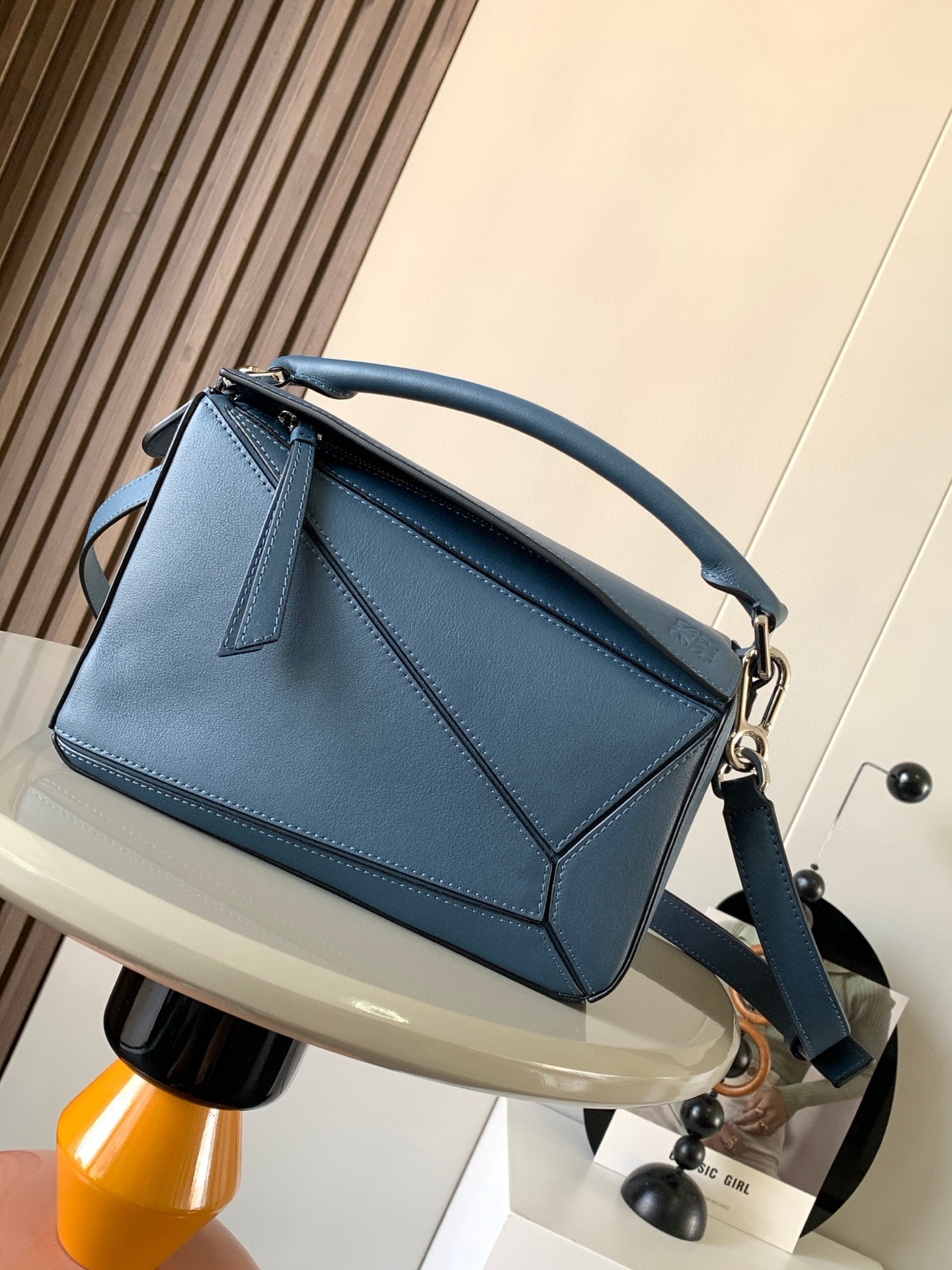 NO:205914,Genuine Grade Geometric Bag 24CMPuzzle Handbag Original imported calfskin plain tattoo Luojia's popular geometric bag Puzzle Handbag is the first handbag for L0EWE's first handbag rectangular shape and precise cutting technology. Puzzle's unique geometric lines This small-size version is made of soft grain cowhide leather * Small Puzzle can accommodate for example a large wallet, mobile phones of all sizes and sunglasses obliquely, shoulder back, hand hold or top handle carrying * removable Size 24CM~16CM~10CM Model No. 9005 Color blue plain paper, Loewe, loewe, wallets, cowhide19860909正品级 几何包24CMPuzzle手袋原厂进口小牛皮平纹 罗家爆款几何包Puzzle 手袋是创意总监乔纳森·安德森（ Jonathan Anderson）为 L0EWE 推出的首款手提包长方体形状和精确的切割技术创造了 Puzzle 独特的几何线条这个小尺寸版本采用柔软粒面牛皮革制成＊小号 Puzzle 可以容纳例如一只大号钱包、所有尺寸的手机和太阳镜斜、肩背、手拿或顶部提手携带＊可拆卸 尺寸24CM～16CM～10CM 款号9005 颜色蔚蓝平纹,罗意威,loewe,loewe,wallets,cowhide,Bag