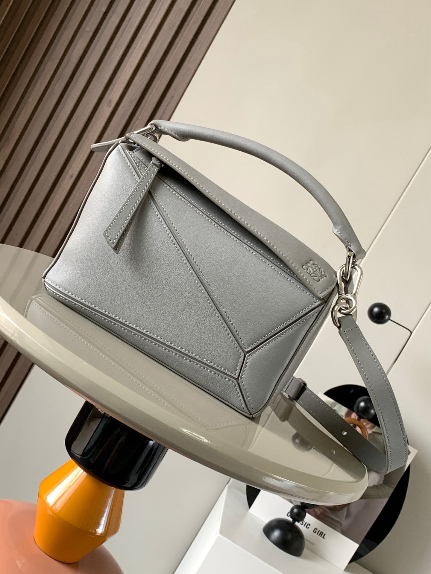 NO:205919,Genuine Grade Geometric Bag 24CMPuzzle Handbag Original imported calfskin plain paper Luojia's popular geometric bag Puzzle Handbag is the first handbag for L0EWE's first handbag rectangular shape and precise cutting technology. Puzzle's unique geometric lines This small-size version is made of soft grain cowhide leather * Small Puzzle can accommodate for example a large wallet, mobile phones of all sizes and sunglasses obliquely, shoulder back, hand hold or top handle carrying * removable Size 24CM~16CM~10CM Model No. 9005 Color pearlescent gray, Loewe, loewe, wallets, cowhide19860909正品级 几何包24CMPuzzle手袋原厂进口小牛皮平纹 罗家爆款几何包Puzzle 手袋是创意总监乔纳森·安德森（ Jonathan Anderson）为 L0EWE 推出的首款手提包长方体形状和精确的切割技术创造了 Puzzle 独特的几何线条这个小尺寸版本采用柔软粒面牛皮革制成＊小号 Puzzle 可以容纳例如一只大号钱包、所有尺寸的手机和太阳镜斜、肩背、手拿或顶部提手携带＊可拆卸 尺寸24CM～16CM～10CM 款号9005 颜色珠光灰,罗意威,loewe,loewe,wallets,cowhide,Bag