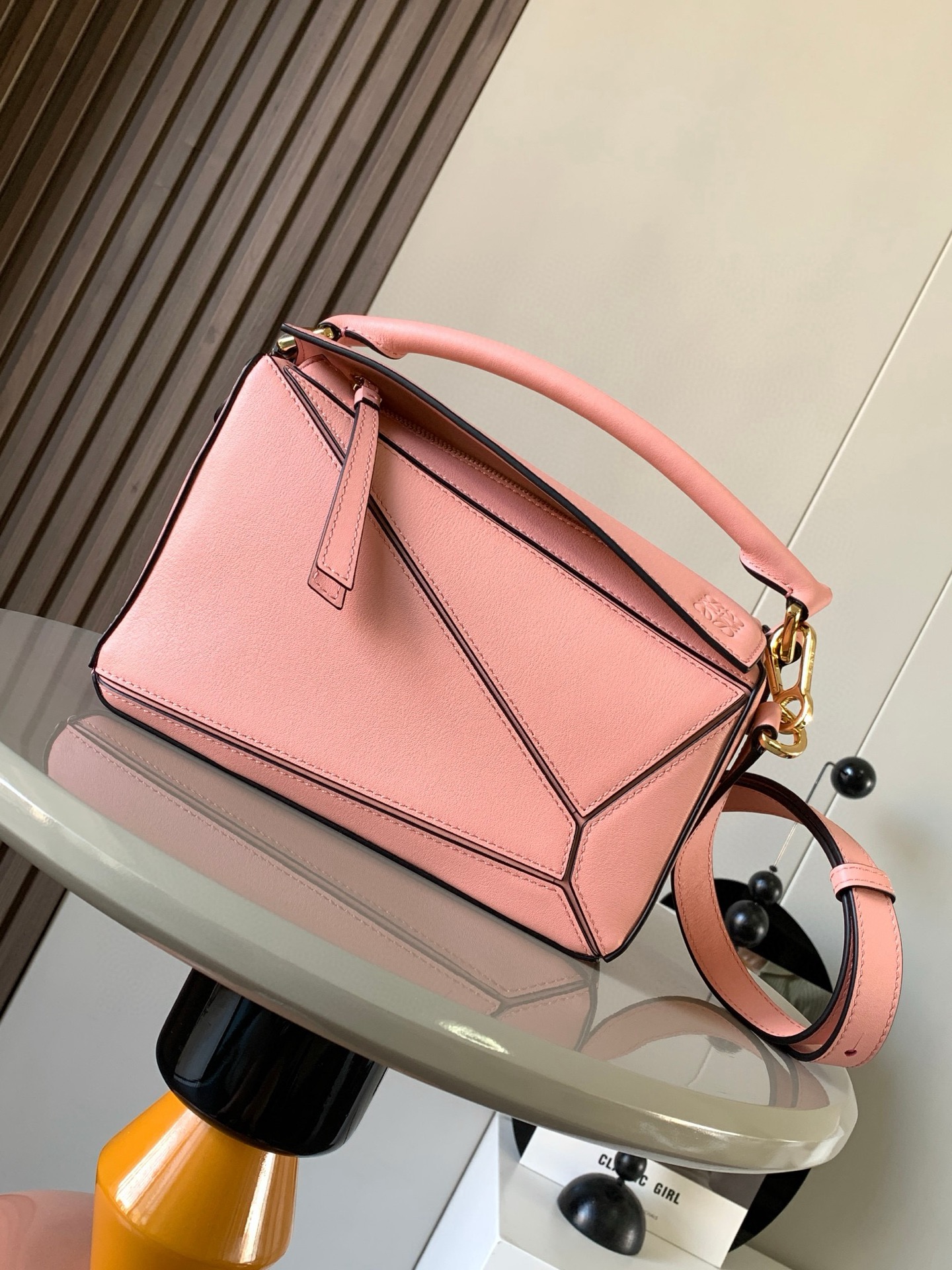 NO:205923,Genuine Grade Geometric Bag 24CMPuzzle Handbag Original imported calfskin plain tattoo Luojia's popular geometric bag Puzzle Handbag is the first handbag for L0EWE's first handbag rectangular shape and precise cutting technology. Puzzle's unique geometric lines This small size version is made of soft grain cowhide * Small Puzzle can accommodate for example a large wallet, mobile phones of all sizes and sunglasses obliquely, shoulder back, hand hold or top handle carrying * removable Size 24CM~16CM~10CM Model number 9005 Color pink pattern, Loewe, loewe, wallets, cowhide19860909正品级 几何包24CMPuzzle手袋原厂进口小牛皮平纹 罗家爆款几何包Puzzle 手袋是创意总监乔纳森·安德森（ Jonathan Anderson）为 L0EWE 推出的首款手提包长方体形状和精确的切割技术创造了 Puzzle 独特的几何线条这个小尺寸版本采用柔软粒面牛皮革制成＊小号 Puzzle 可以容纳例如一只大号钱包、所有尺寸的手机和太阳镜斜、肩背、手拿或顶部提手携带＊可拆卸 尺寸24CM～16CM～10CM 款号9005 颜色嫩粉平纹,罗意威,loewe,loewe,wallets,cowhide,Bag