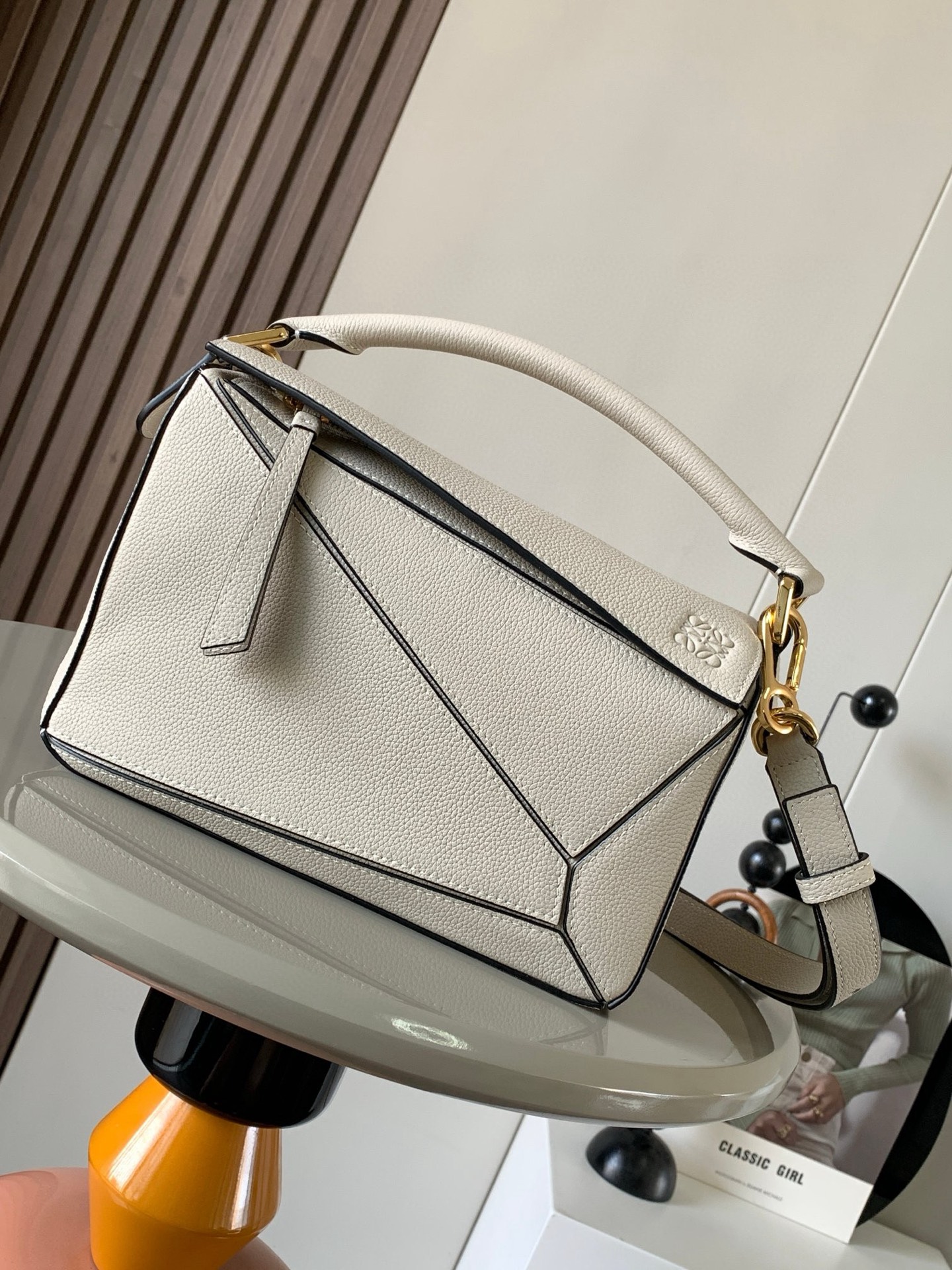 NO:205931,Genuine Geometric Bag 24CMPuzzle Handbag Original imported calfskin plain paper Luojia’s popular geometric bag Puzzle Handbag is the first handbag for L0EWE’s first handbag rectangular shape and precise cutting technology. Puzzle’s unique geometric lines This small-size version is made of soft grain cowhide leather * Small Puzzle can accommodate for example a large wallet, mobile phones of all sizes and sunglasses obliquely, shoulder back, hand hold or top handle carrying * removable Size 24CM~16CM~10CM Model No. 9005 Color white lychee, Loewe, loewe, wallets, cowhide19860909正品级几何包24CMPuzzle手袋原厂进口小牛皮平纹 罗家爆款几何包Puzzle 手袋是创意总监乔纳森·安德森（ Jonathan Anderson）为 L0EWE 推出的首款手提包长方体形状和精确的切割技术创造了 Puzzle 独特的几何线条这个小尺寸版本采用柔软粒面牛皮革制成＊小号 Puzzle 可以容纳例如一只大号钱包、所有尺寸的手机和太阳镜斜、肩背、手拿或顶部提手携带＊可拆卸 尺寸24CM～16CM～10CM 款号9005 颜色白色荔枝,罗意威,loewe,loewe,wallets,cowhide,Bag