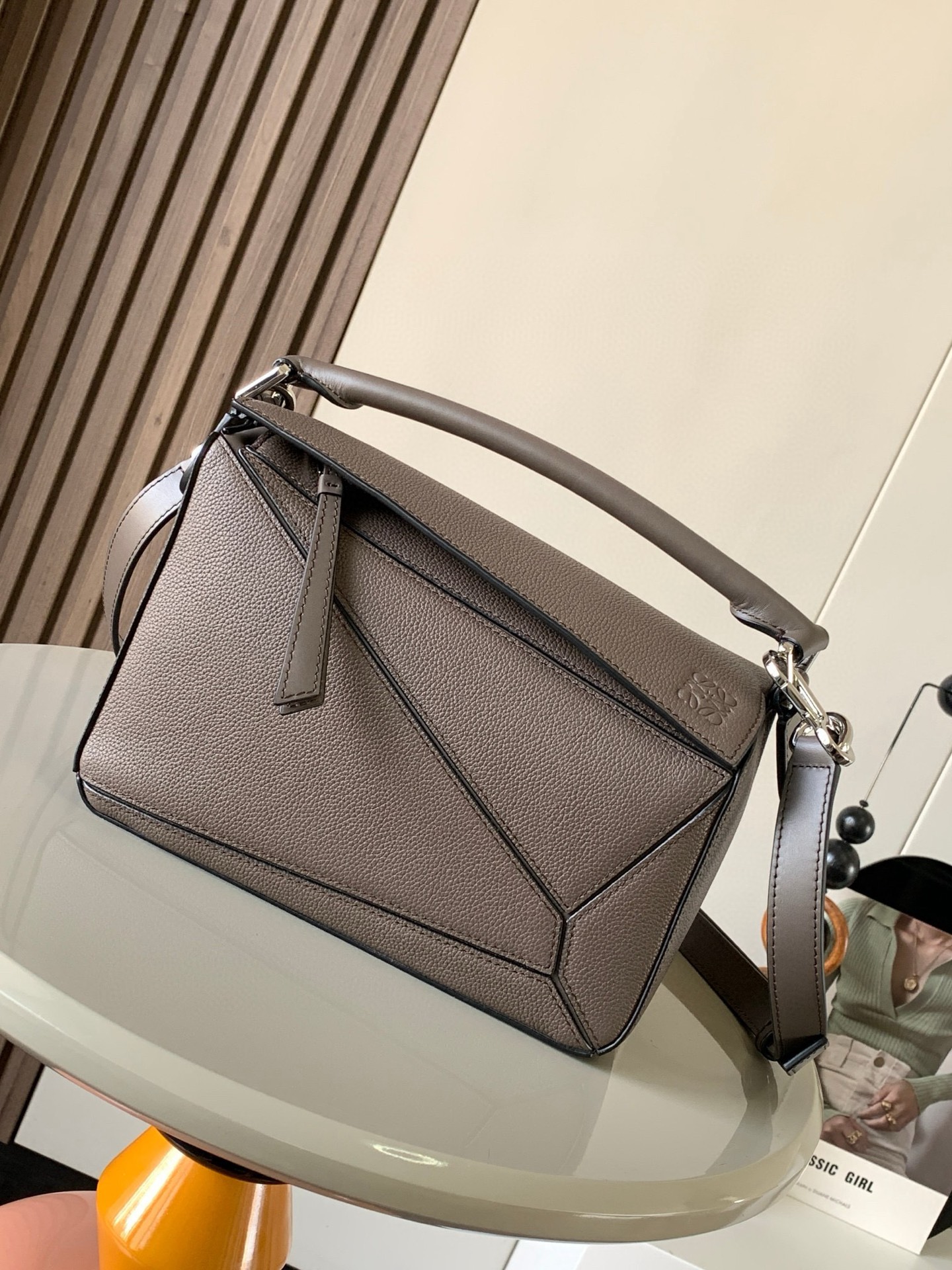 NO:205900,Genuine Grade Geometric Bag 24CMPuzzle Handbag Original imported calfskin plain paper Luojia's popular geometric bag Puzzle Handbag is the first handbag for L0EWE's first handbag rectangular shape and precise cutting technology. Puzzle's unique geometric lines This small-size version is made of soft grain cowhide leather * Small Puzzle can accommodate for example a large wallet, mobile phones of all sizes and sunglasses obliquely, shoulder back, hand hold or top handle carrying * removable Size 24CM~16CM~10CM Model No. 9005 Color Taupe leather, Loewe, loewe, wallets, cowhide19860909正品级 几何包24CMPuzzle手袋原厂进口小牛皮平纹 罗家爆款几何包Puzzle 手袋是创意总监乔纳森·安德森（ Jonathan Anderson）为 L0EWE 推出的首款手提包长方体形状和精确的切割技术创造了 Puzzle 独特的几何线条这个小尺寸版本采用柔软粒面牛皮革制成＊小号 Puzzle 可以容纳例如一只大号钱包、所有尺寸的手机和太阳镜斜、肩背、手拿或顶部提手携带＊可拆卸 尺寸24CM～16CM～10CM 款号9005 颜色灰褐色配皮,罗意威,loewe,loewe,wallets,cowhide,Bag
