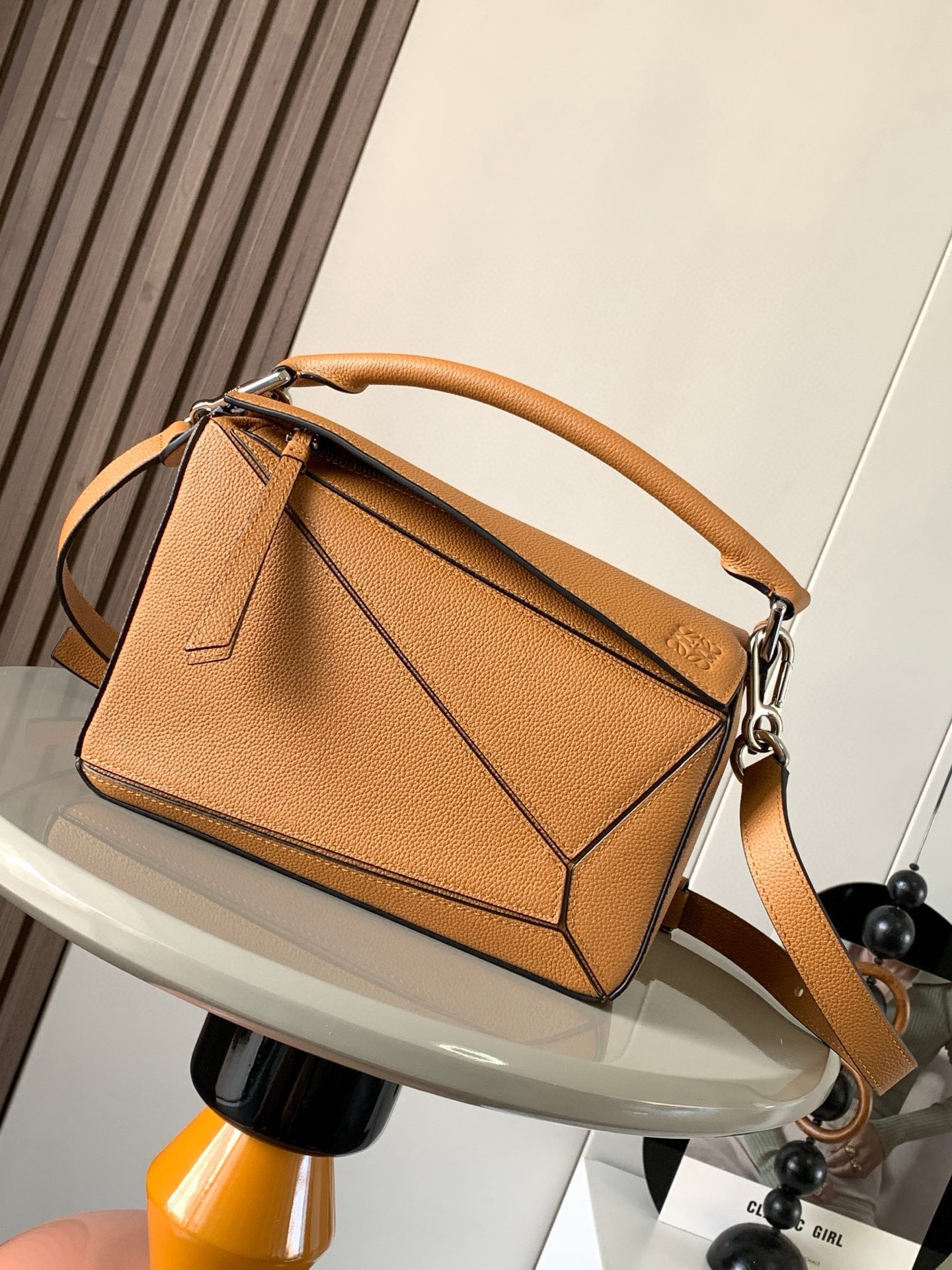 NO:205921,Genuine Grade Geometric Bag 24CMPuzzle Handbag Original imported calfskin plain paper Luojia's popular geometric bag Puzzle Handbag is the first handbag for L0EWE's first handbag rectangular shape and precise cutting technology. Puzzle's unique geometric lines This small-size version is made of soft grain cowhide leather * Small Puzzle can accommodate for example a large wallet, mobile phones of all sizes and sunglasses of oblique, shoulder back, hand hold or top handle carrying * removable Size 24CM~16CM~10CM Model No. 9005 Color full-lite caramel silver, Loewe, loewe, wallets, cowhide19860909正品级 几何包24CMPuzzle手袋原厂进口小牛皮平纹 罗家爆款几何包Puzzle 手袋是创意总监乔纳森·安德森（ Jonathan Anderson）为 L0EWE 推出的首款手提包长方体形状和精确的切割技术创造了 Puzzle 独特的几何线条这个小尺寸版本采用柔软粒面牛皮革制成＊小号 Puzzle 可以容纳例如一只大号钱包、所有尺寸的手机和太阳镜斜、肩背、手拿或顶部提手携带＊可拆卸 尺寸24CM～16CM～10CM 款号9005 颜色全荔焦糖银,罗意威,loewe,loewe,wallets,cowhide,Bag