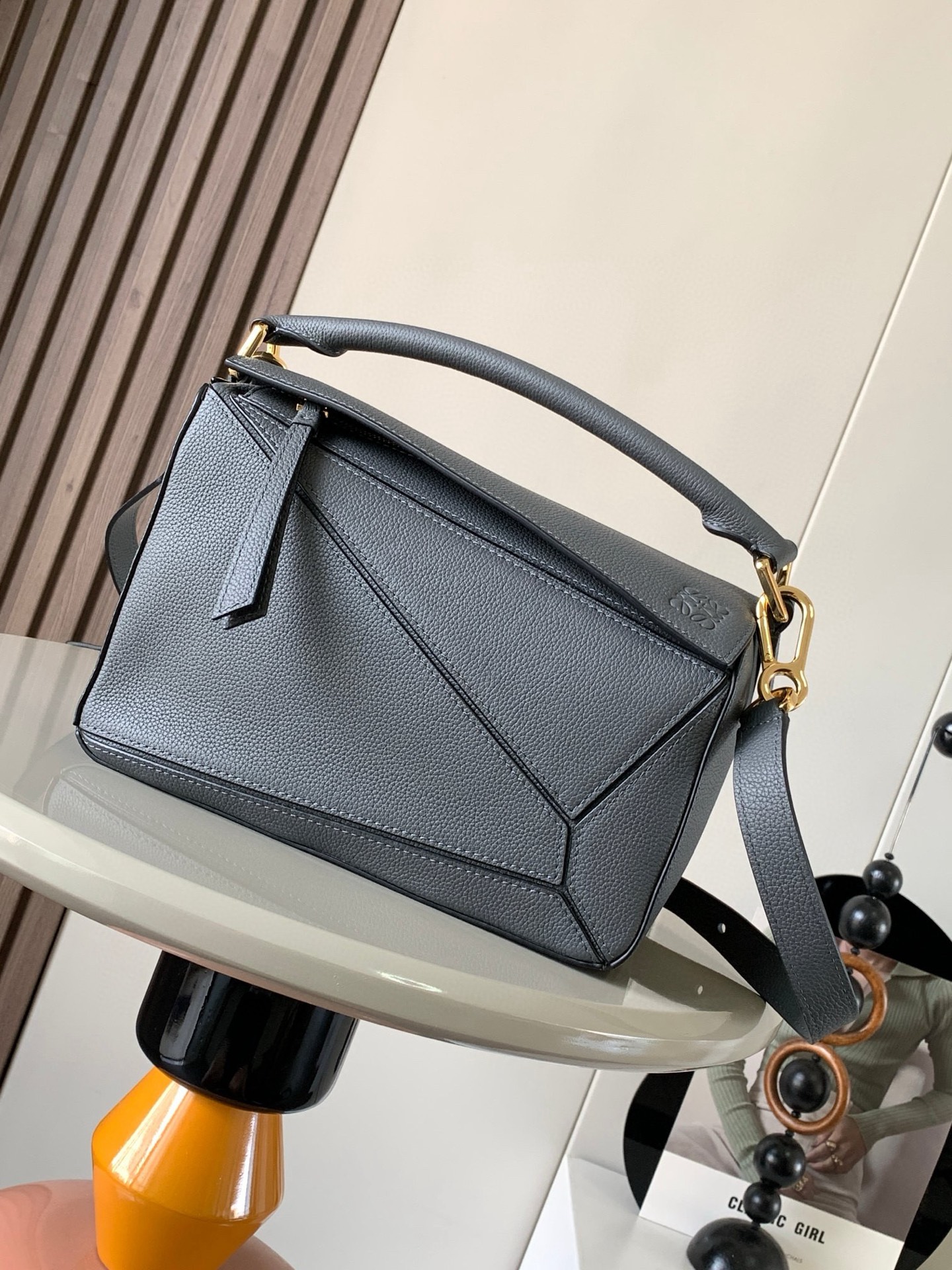 NO:205929,Genuine Grade Geometric Bag 24CMPuzzle Handbag Original imported calfskin plain paper Luojia's popular geometric bag Puzzle Handbag is the first handbag for L0EWE's first handbag rectangular shape and precise cutting technology. Puzzle's unique geometric lines This small-size version is made of soft grain cowhide leather * Small Puzzle can accommodate for example a large wallet, mobile phones of all sizes and sunglasses obliquely, shoulder back, hand hold or top handle carrying * removable Size 24CM~16CM~10CM Model No. 9005 Color all-litite gray, Loewe, loewe, wallets, cowhide19860909正品级 几何包24CMPuzzle手袋原厂进口小牛皮平纹 罗家爆款几何包Puzzle 手袋是创意总监乔纳森·安德森（ Jonathan Anderson）为 L0EWE 推出的首款手提包长方体形状和精确的切割技术创造了 Puzzle 独特的几何线条这个小尺寸版本采用柔软粒面牛皮革制成＊小号 Puzzle 可以容纳例如一只大号钱包、所有尺寸的手机和太阳镜斜、肩背、手拿或顶部提手携带＊可拆卸 尺寸24CM～16CM～10CM 款号9005 颜色全荔铁灰,罗意威,loewe,loewe,wallets,cowhide,Bag