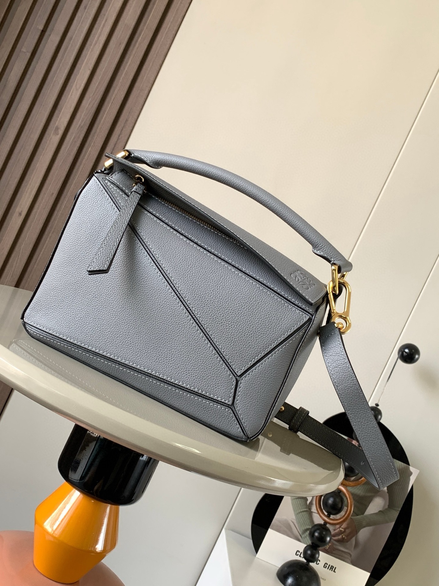 NO:205933,Genuine Grade Geometric Bag 24CMPuzzle Handbag Original imported calfskin plain paper Luojia hot-style geometric bag Puzzle Handbag is the first handbag for L0EWE's first handbag rectangular shape and precise cutting technology. Puzzle's unique geometric lines This small-size version is made of soft grain cowhide leather * Small Puzzle can accommodate for example a large wallet, mobile phones of all sizes and sunglasses obliquely, shoulder back, hand hold or top handle carrying * removable Size 24CM~16CM~10CM Model No. 9005 Color full gray, Loewe, loewe, wallets, cowhide19860909正品级 几何包24CMPuzzle手袋原厂进口小牛皮平纹 罗家爆款几何包Puzzle 手袋是创意总监乔纳森·安德森（ Jonathan Anderson）为 L0EWE 推出的首款手提包长方体形状和精确的切割技术创造了 Puzzle 独特的几何线条这个小尺寸版本采用柔软粒面牛皮革制成＊小号 Puzzle 可以容纳例如一只大号钱包、所有尺寸的手机和太阳镜斜、肩背、手拿或顶部提手携带＊可拆卸 尺寸24CM～16CM～10CM 款号9005 颜色全荔灰色,罗意威,loewe,loewe,wallets,cowhide,Bag