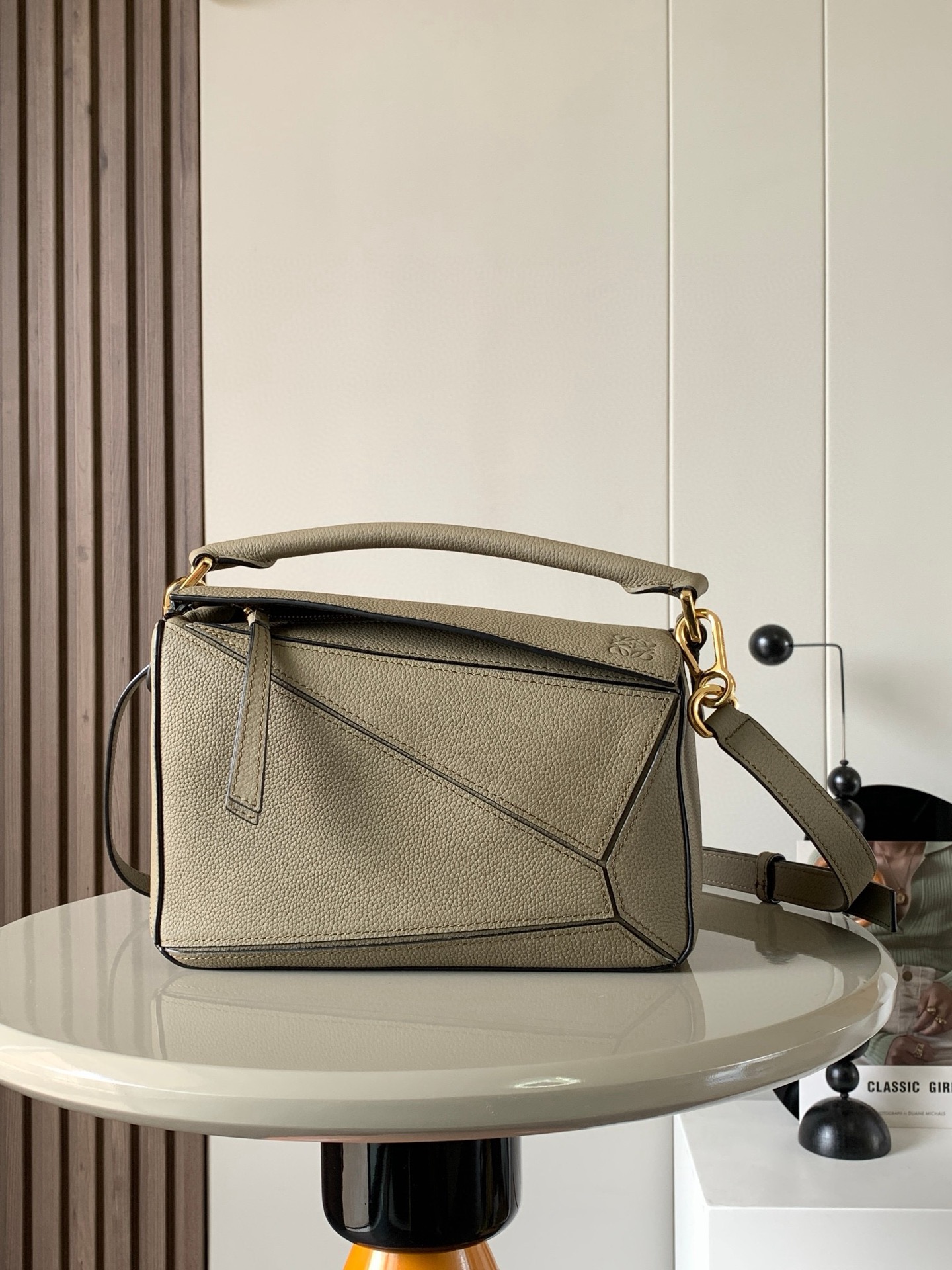 NO:205943,Genuine Grade Geometric Bag 24CMPuzzle Handbag Original imported calfskin plain paper Luojia's popular geometric bag Puzzle Handbag is the first handbag for L0EWE's first handbag rectangular shape and precise cutting technology. Puzzle's unique geometric lines This small-size version is made of soft grain cowhide leather * Small Puzzle can accommodate for example a large wallet, mobile phones of all sizes and sunglasses obliquely, shoulder back, hand hold or top handle carrying * removable Size 24CM~16CM~10CM Model No. 9005 Color moss green, Loewe, loewe, wallets, cowhide19860909正品级 几何包24CMPuzzle手袋原厂进口小牛皮平纹 罗家爆款几何包Puzzle 手袋是创意总监乔纳森·安德森（ Jonathan Anderson）为 L0EWE 推出的首款手提包长方体形状和精确的切割技术创造了 Puzzle 独特的几何线条这个小尺寸版本采用柔软粒面牛皮革制成＊小号 Puzzle 可以容纳例如一只大号钱包、所有尺寸的手机和太阳镜斜、肩背、手拿或顶部提手携带＊可拆卸 尺寸24CM～16CM～10CM 款号9005 颜色苔藓绿,罗意威,loewe,loewe,wallets,cowhide,Bag