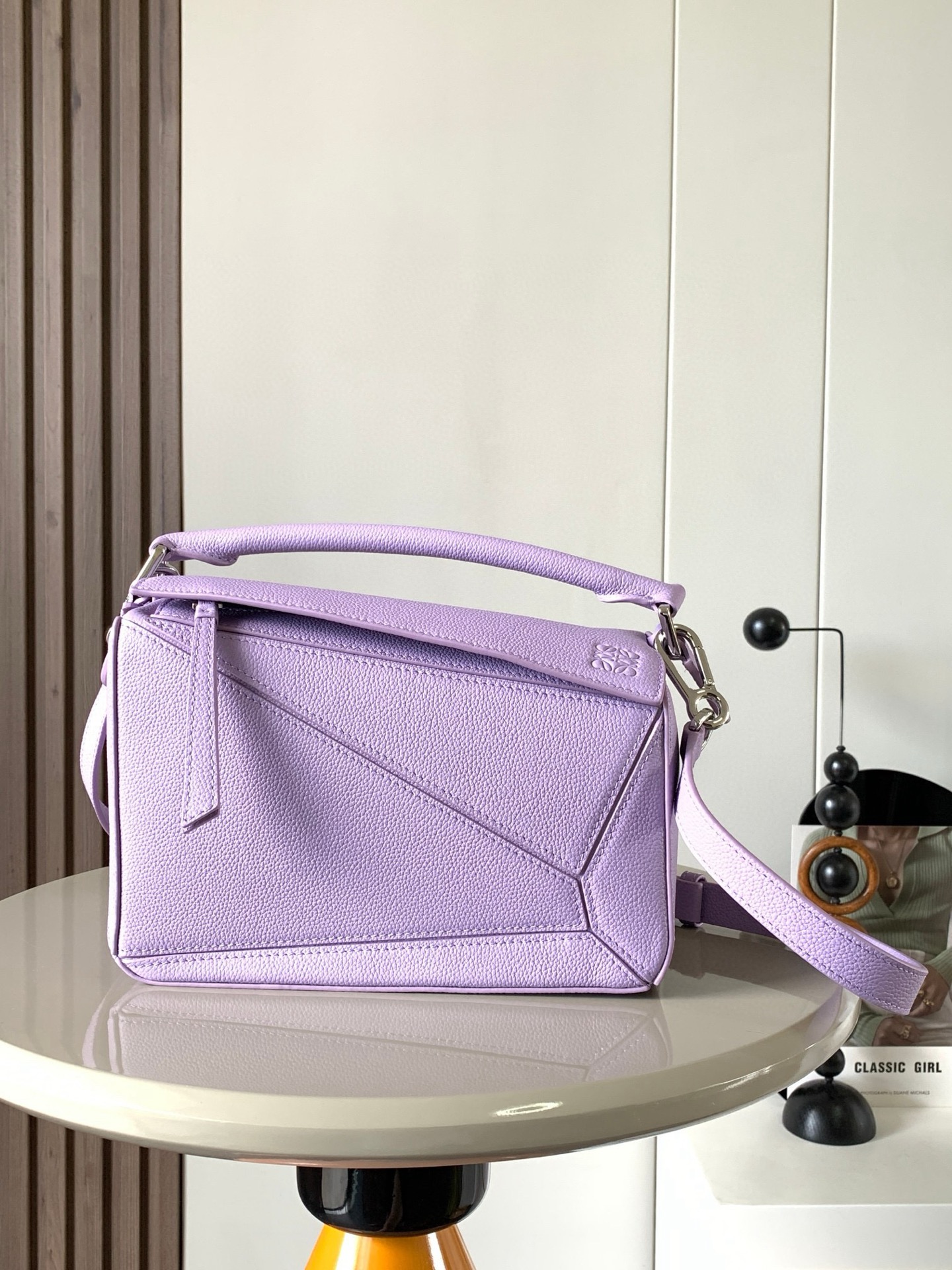 NO:205947,Genuine Grade Geometric Bag 24CMPuzzle Handbag Original imported calfskin plain paper Luojia's popular geometric bag Puzzle Handbag is the first handbag for L0EWE's first handbag rectangular shape and precise cutting technology. Puzzle's unique geometric lines This small-size version is made of soft grain cowhide leather * Small Puzzle can accommodate for example a large wallet, mobile phones of all sizes and sunglasses obliquely, shoulder back, hand hold or top handle carrying * removable Size 24CM~16CM~10CM Model No. 9005 Color light purple, Loewe, loewe, wallets, cowhide19860909正品级 几何包24CMPuzzle手袋原厂进口小牛皮平纹 罗家爆款几何包Puzzle 手袋是创意总监乔纳森·安德森（ Jonathan Anderson）为 L0EWE 推出的首款手提包长方体形状和精确的切割技术创造了 Puzzle 独特的几何线条这个小尺寸版本采用柔软粒面牛皮革制成＊小号 Puzzle 可以容纳例如一只大号钱包、所有尺寸的手机和太阳镜斜、肩背、手拿或顶部提手携带＊可拆卸 尺寸24CM～16CM～10CM 款号9005 颜色浅紫色,罗意威,loewe,loewe,wallets,cowhide,Bag