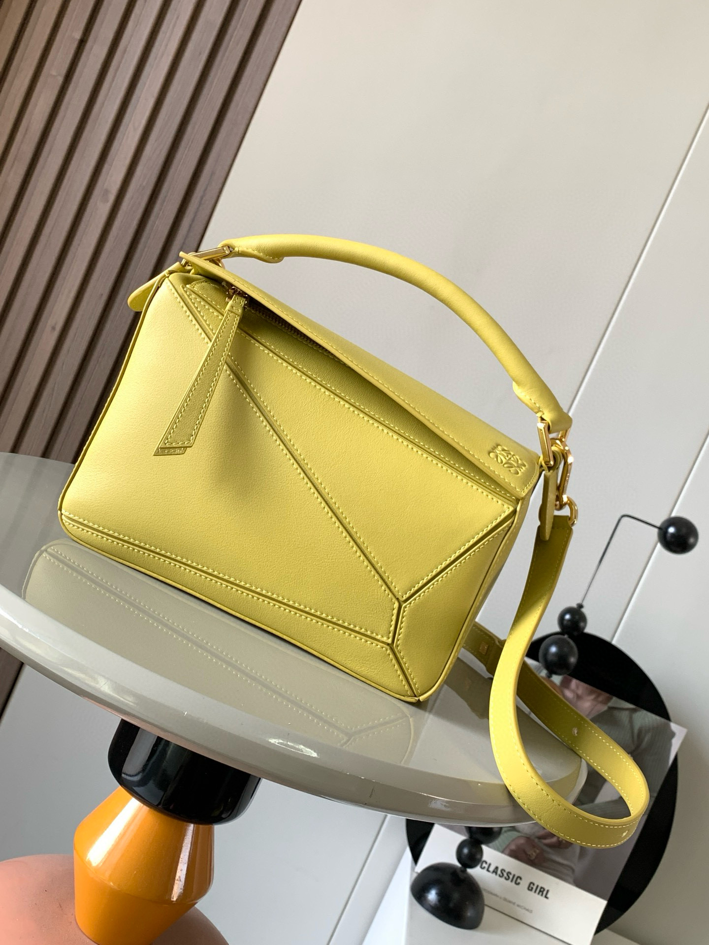 NO:205956,Genuine Grade Geometric Pack 24CMPuzzle Handbag!  Original imported lychee pattern cowhide Luojia hot geometric bag Puzzle handbag is the first handbag launched by creative director Jonathan Anderson for L0EWE. The unique geometric lines of Puzzle are made of soft grain cowhide leather. This small-size version is made of soft grain cowhide leather. Small Puzzle can accommodate for example a large wallet, mobile phones of all sizes and sunglasses [Sun] [Sun] oblique, shoulder back, hand hold or top handle carrying * removable Size 24CM~16CM~10CM Model number 9005 Color bright ochre yellow, Loewe, loewe, wallets, cowhide19860909正品级 几何包24CMPuzzle手袋！原厂进口荔枝纹牛皮罗家爆款几何包Puzzle 手袋是创意总监乔纳森·安德森为 L0EWE 推出的首款手提包长方体形状和精确的切割技术创造了 Puzzle 独特的几何线条这个小尺寸版本采用柔软粒面牛皮革制成＊小号 Puzzle 可以容纳例如一只大号钱包、所有尺寸的手机和太阳镜[太阳][太阳]斜、肩背、手拿或顶部提手携带＊可拆卸 尺寸24CM～16CM～10CM 款号9005 颜色明赭黄,罗意威,loewe,loewe,wallets,cowhide,Bag