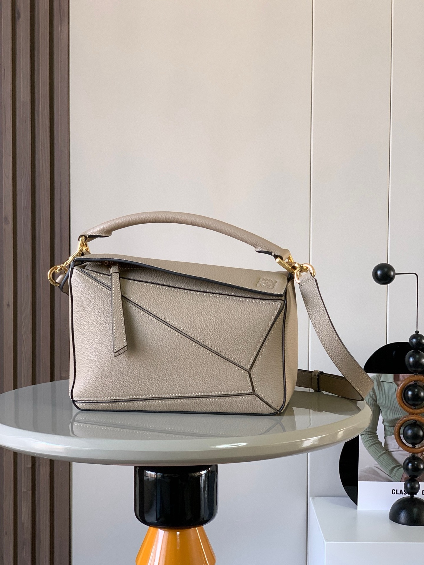 NO:205959,Genuine Grade Geometric Pack 24CMPuzzle Handbag!  Original imported lychee pattern cowhide Luojia hot geometric bag Puzzle handbag is the first handbag launched by creative director Jonathan Anderson for L0EWE. The unique geometric lines of Puzzle are made of soft grain cowhide leather. This small-size version is made of soft grain cowhide leather. Small Puzzle can accommodate for example a large wallet, mobile phones of all sizes and sunglasses [Sun] [Sun] oblique, shoulder back, hand hold or top handle carrying * removable Size 24CM~16CM~10CM Model number 9005 Color full lysha color, Loewe, loewe, wallets, cowhide19860909正品级 几何包24CMPuzzle手袋！原厂进口荔枝纹牛皮罗家爆款几何包Puzzle 手袋是创意总监乔纳森·安德森为 L0EWE 推出的首款手提包长方体形状和精确的切割技术创造了 Puzzle 独特的几何线条这个小尺寸版本采用柔软粒面牛皮革制成＊小号 Puzzle 可以容纳例如一只大号钱包、所有尺寸的手机和太阳镜[太阳][太阳]斜、肩背、手拿或顶部提手携带＊可拆卸 尺寸24CM～16CM～10CM 款号9005 颜色全荔沙色,罗意威,loewe,loewe,wallets,cowhide,Bag