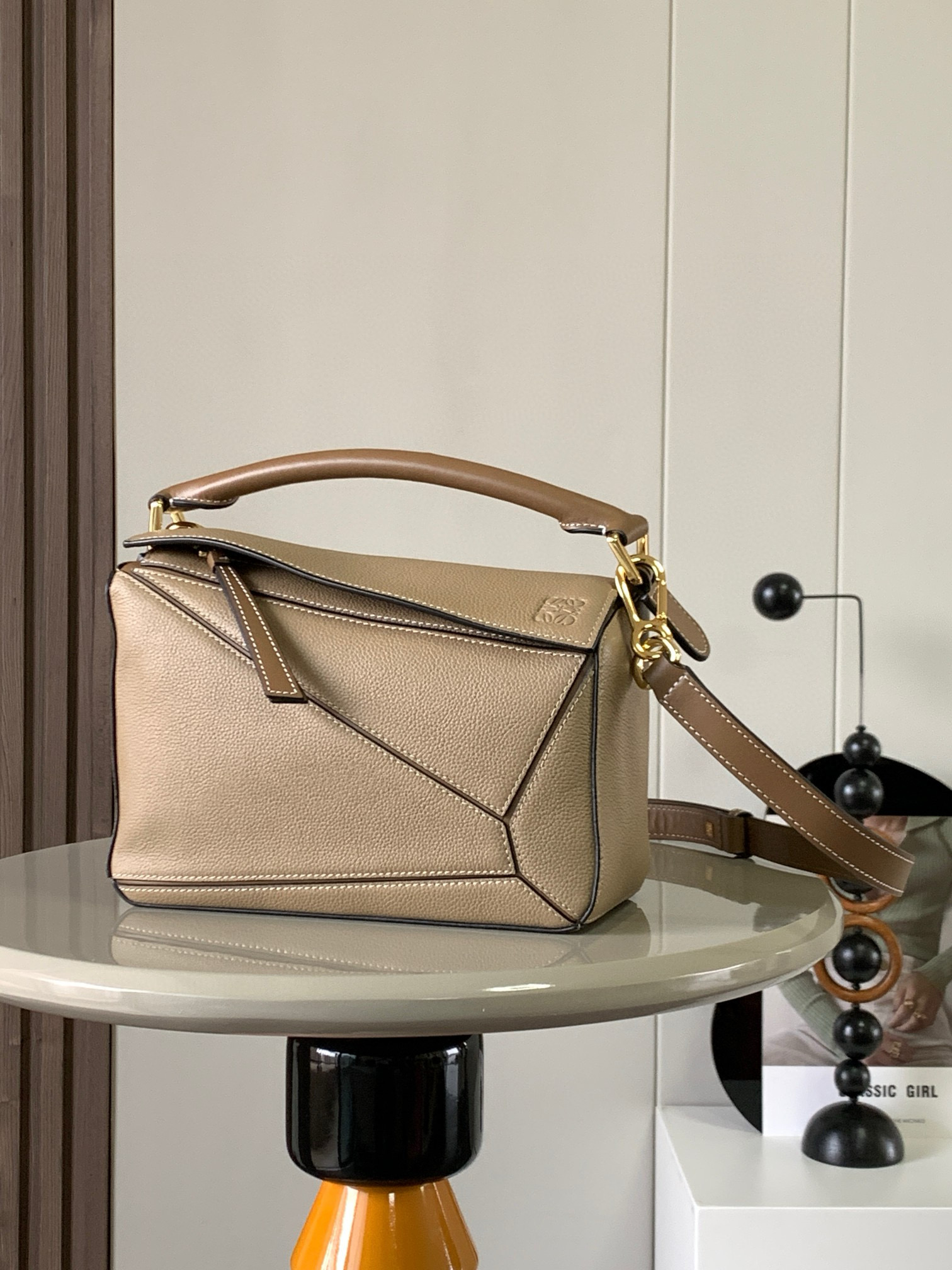 NO:205964,Genuine Grade Geometric Pack 24CMPuzzle Handbag!  Original imported lychee pattern cowhide Luojia hot geometric bag Puzzle handbag is the first handbag launched by creative director Jonathan Anderson for L0EWE. The unique geometric lines of Puzzle are made of soft grain cowhide leather. This small-size version is made of soft grain cowhide leather. Small Puzzle can accommodate for example a large wallet, mobile phones of all sizes and sunglasses [Sun] [Sun] oblique, shoulder back, hand hold or top handle carrying * removable Size 24CM~16CM~10CM Model number 9005 Color lychee, Loewe, loewe, wallets, cowhide19860909正品级 几何包24CMPuzzle手袋！原厂进口荔枝纹牛皮罗家爆款几何包Puzzle 手袋是创意总监乔纳森·安德森为 L0EWE 推出的首款手提包长方体形状和精确的切割技术创造了 Puzzle 独特的几何线条这个小尺寸版本采用柔软粒面牛皮革制成＊小号 Puzzle 可以容纳例如一只大号钱包、所有尺寸的手机和太阳镜[太阳][太阳]斜、肩背、手拿或顶部提手携带＊可拆卸 尺寸24CM～16CM～10CM 款号9005 颜色荔卡其,罗意威,loewe,loewe,wallets,cowhide,Bag