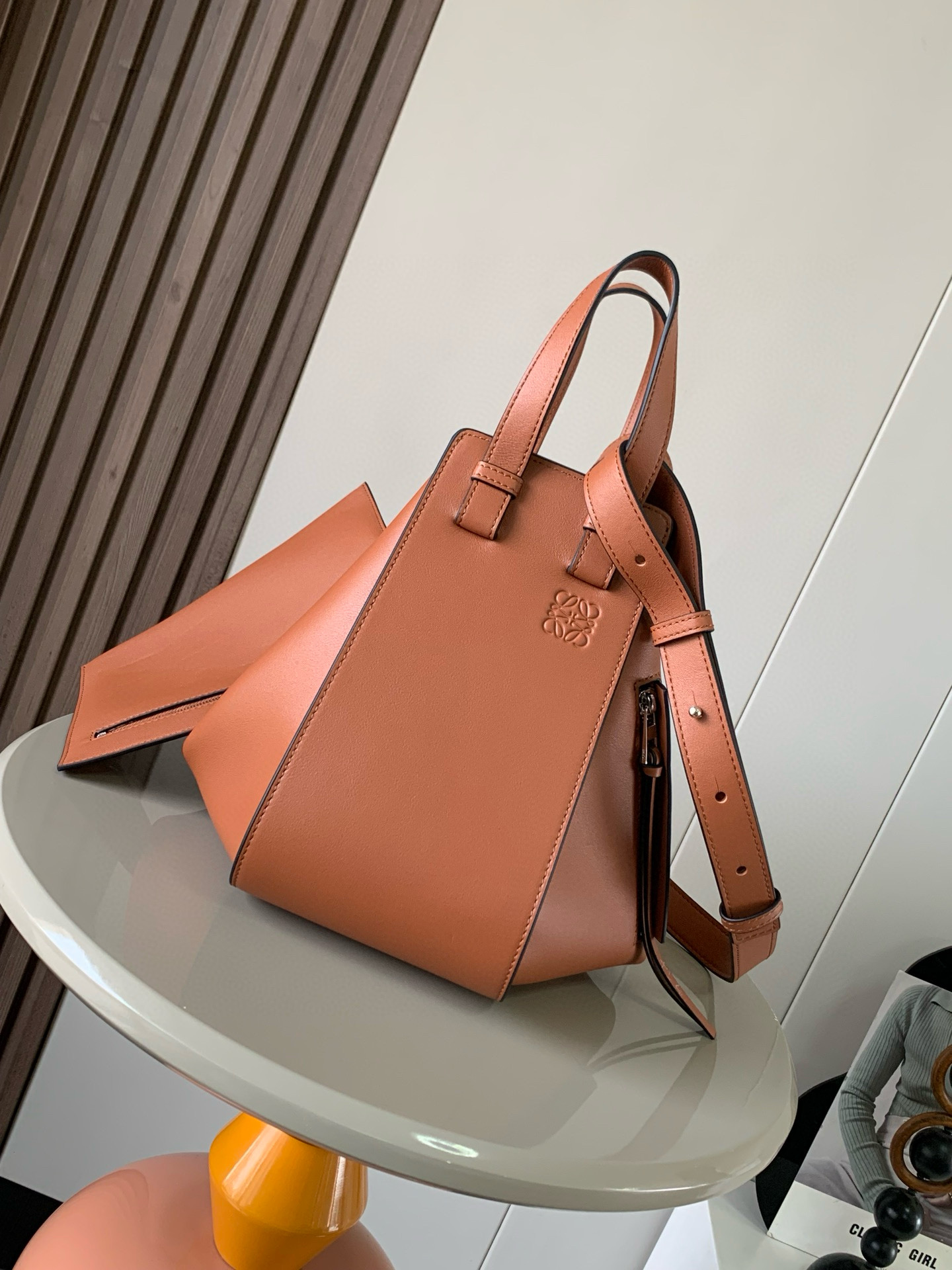 NO:206413,Genuine grade Small soft grain cowhide leather Hammock Handbag with soft side bread can release the sides to change shape. The ring-shaped strap can make the handbag have many ways to wear this small version is made of soft grain cowhide leather ＊Small Hammock can hold for example a large wallet of all sizes of mobile phones and sunglasses of all sizes＊Secondbody, shoulder or through top handle＊Removable adjustable shoulder strap＊Internal hook closure＊Two internal insert pockets, one external zipper pocket＊Can be customized with shoulder straps and personalized hangings＊Herge-shaped cotton canvas lining*Anagram embossed Size 30cm－25cm－14cm Model number 9060 Color brown plain, Loewe, wallets, cowhide19860909正品级 小号柔软粒面牛皮革 Hammock 手袋带有柔软侧面包身的多功能手袋可释放侧面来改变形状.环状带子可以使手袋有多种佩戴方式这个小尺寸版本采用柔软粒面牛皮革制成 ＊小号 Hammock 可以容纳例如一只大号钱包所有尺寸的手机和太阳镜＊斜挎,肩背或通过顶部提手携带＊可拆卸可调节肩带＊内部钩扣封口＊两个内部插袋,一个外部拉链口袋＊可以使用肩带和个性化挂饰进行定制＊人字纹棉质帆布衬里* Anagram 压纹 尺寸30cm～25cm～14cm 款号9060 颜色棕色平纹,罗意威,loewe,wallets,cowhide,Bag