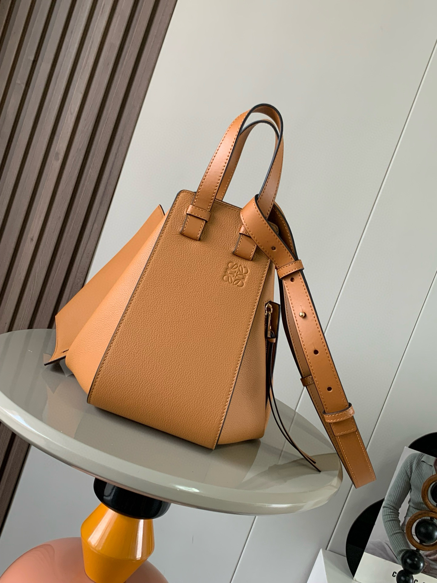 NO:206428,Genuine grade Small soft grain cowhide leather Hammock Handbag with soft side bread can release the sides to change shape. The ring-shaped strap can make the handbag have many ways to wear this small size version is made of soft grain cowhide leather ＊Small Hammock can hold for example a large wallet of all sizes of mobile phones and sunglasses＊Second body, shoulder or through top handle＊Removable adjustable shoulder strap＊Internal hook closure＊Two internal insert pockets, one external zipper pocket＊Can be customized with shoulder straps and personalized hangings＊Herge-shaped cotton canvas lining*Anagram embossed Size 30cm－25cm－14cm Model number 9060 Color caramel lyre, Luo Yiwei, loewe, wallets, cowhide19860909正品级 小号柔软粒面牛皮革 Hammock 手袋带有柔软侧面包身的多功能手袋可释放侧面来改变形状.环状带子可以使手袋有多种佩戴方式这个小尺寸版本采用柔软粒面牛皮革制成 ＊小号 Hammock 可以容纳例如一只大号钱包所有尺寸的手机和太阳镜＊斜挎,肩背或通过顶部提手携带＊可拆卸可调节肩带＊内部钩扣封口＊两个内部插袋,一个外部拉链口袋＊可以使用肩带和个性化挂饰进行定制＊人字纹棉质帆布衬里* Anagram 压纹 尺寸30cm～25cm～14cm 款号9060 颜色焦糖荔,罗意威,loewe,wallets,cowhide,Bag