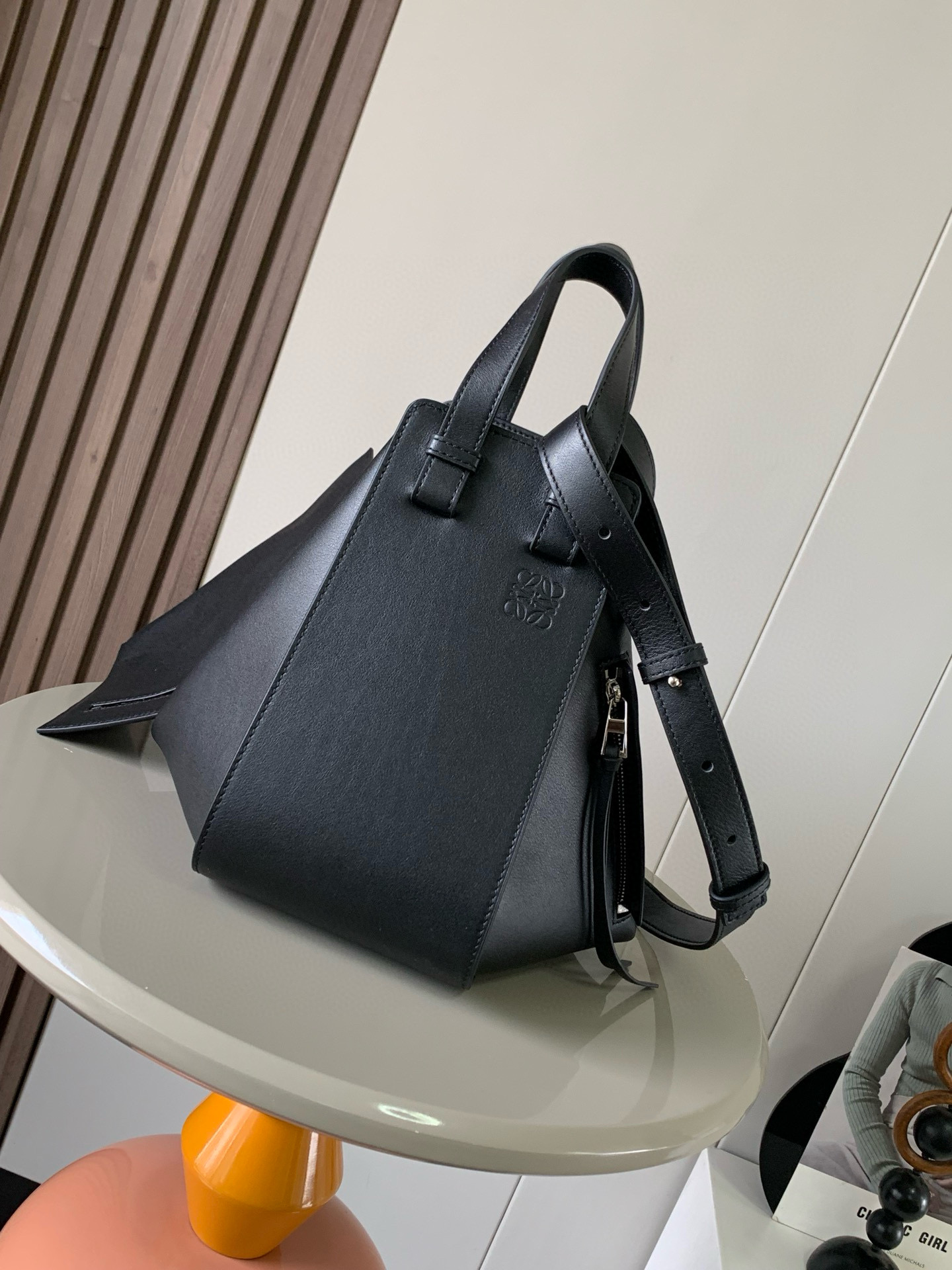 NO:206401,Genuine grade Small soft grain cowhide leather Hammock Handbag with soft side bread can release the sides to change shape. The ring-shaped strap can make the handbag have many ways to wear this small version is made of soft grain cowhide leather ＊Small Hammock can hold for example a large wallet of all sizes of mobile phones and sunglasses in all sizes＊Second body, shoulder or through top handle＊Removable adjustable shoulder strap＊Internal hook closure＊Two internal insert pockets, one external zipper pocket＊Can be customized with shoulder straps and personalized hangings＊Herge-shaped cotton canvas lining*Anagram embossed Size 30cm－25cm－14cm Model number 9060 Color black plain, Loewe, wallets, cowhide19860909正品级 小号柔软粒面牛皮革 Hammock 手袋带有柔软侧面包身的多功能手袋可释放侧面来改变形状.环状带子可以使手袋有多种佩戴方式这个小尺寸版本采用柔软粒面牛皮革制成 ＊小号 Hammock 可以容纳例如一只大号钱包所有尺寸的手机和太阳镜＊斜挎,肩背或通过顶部提手携带＊可拆卸可调节肩带＊内部钩扣封口＊两个内部插袋,一个外部拉链口袋＊可以使用肩带和个性化挂饰进行定制＊人字纹棉质帆布衬里* Anagram 压纹 尺寸30cm～25cm～14cm 款号9060 颜色黑色平纹,罗意威,loewe,wallets,cowhide,Bag