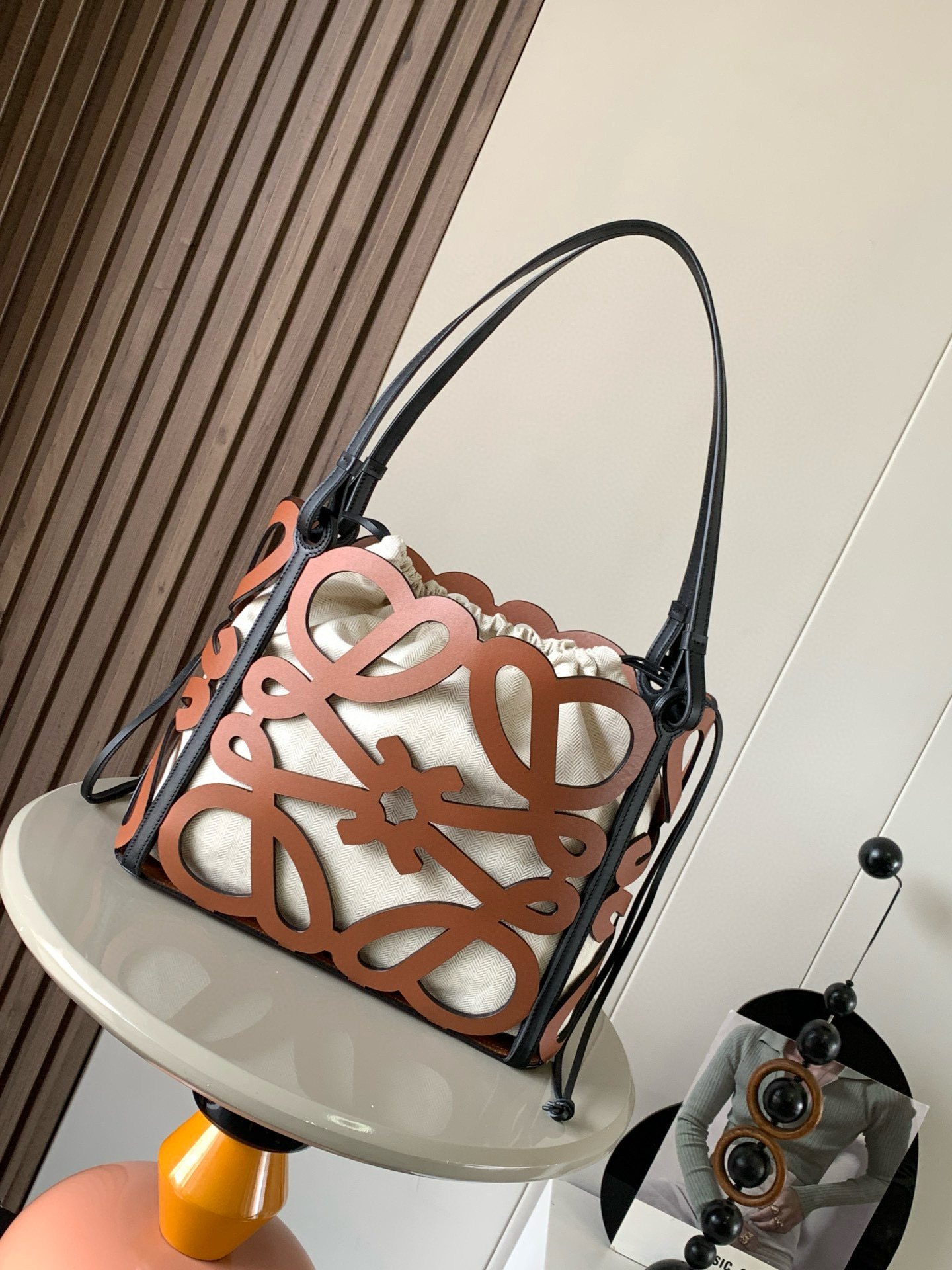 NO:206503,Small cowhide leather hollow Anagram Tote handbag really grows on my aesthetics, with large hollow black logo, built-in linen inner bag, and thin ropes that can be retracted on both sides. The armpit back is not a problem at all. Cool and handsome. This multi-functional, versatile casual capacity is touching and also has a fashionable Tote handbag made of Anagram pattern hollow cowhide leather, equipped with cowhide leather handles and herringbone cotton canvas belt inner bag This version is small-sized version is not much or less. The fashionable L0EWE hollow bag is a practical and beautiful tote with two colors. After trying the back of the upper body, I chose brown hollow not to pick the season. The main thing is to fit the clothes. Basically, things you go out every day can be stuffed with the lower * shoulder or top handle to carry * cowhide leather drawstring. Size 32CM~27CM~11CM  Model number 8017 color brown, Loewe, cowhide19860909小号牛皮革镂空 Anagram Tote 手袋真的长在我的审美上,镂空黑色大logo,内置麻质内袋,两边有可以收缩的细绳,腋下背完全不是问题酷帅酷帅,这款多功能 ,百搭休闲容量感人的同时还带着时尚感Tote 手袋采用 Anagram 图案镂空牛皮革制成,并配有牛皮革提手和人字形棉帆布束带内袋这个版本为小尺寸版本不多不少 时髦度刚刚好的L0EWE镂空包一款实用性和颜值兼具的tote有两个配色,上身试背之后还是选择了棕色镂空不挑季节主要是和衣服都能搭容量基本上日常出门的东西都能塞的下*肩挎或顶部提手携带*牛皮革抽绳 尺寸32CM~27CM~11CM 款号8017 颜色棕色,罗意威,loewe,cowhide,Bag