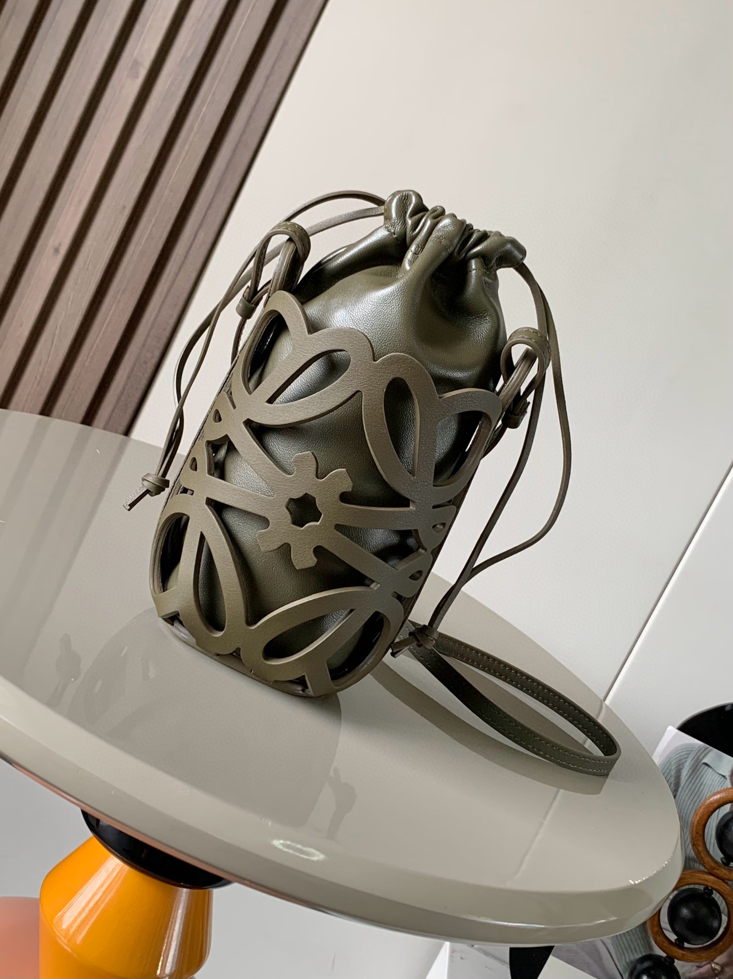 NO:206513,Classic cowhide and napa leather Anagram Hollow Bag This multi-functional pouch is made of Anagram pattern hollow cowhide leather with cowhide strap and matching napa leather drawstring inner bag. This handbag is inspired by the monochrome glaze of ancient Chinese ceramics. It is small and huge in size and can be equipped for traveling. The artifact * Crossbody * Cowhide drawstring Size 11cm~8cm~20cm Model number 8019 Color tea foam glaze, Luo Yiwei, loewe, cowhide19860909经典牛皮革和纳帕皮革 Anagram 镂空小袋这款多功能的小袋采用 Anagram 图案镂空牛皮革制成配有牛皮革带子和配套的纳帕皮革抽绳内袋这款手袋灵感来自中国古代陶瓷的单色釉料,个头小小巨能装适合出游凹造型神器＊斜挎＊牛皮革抽绳 尺寸11cm～8cm～20cm 款号8019 颜色茶叶沫釉,罗意威,loewe,cowhide,Bag