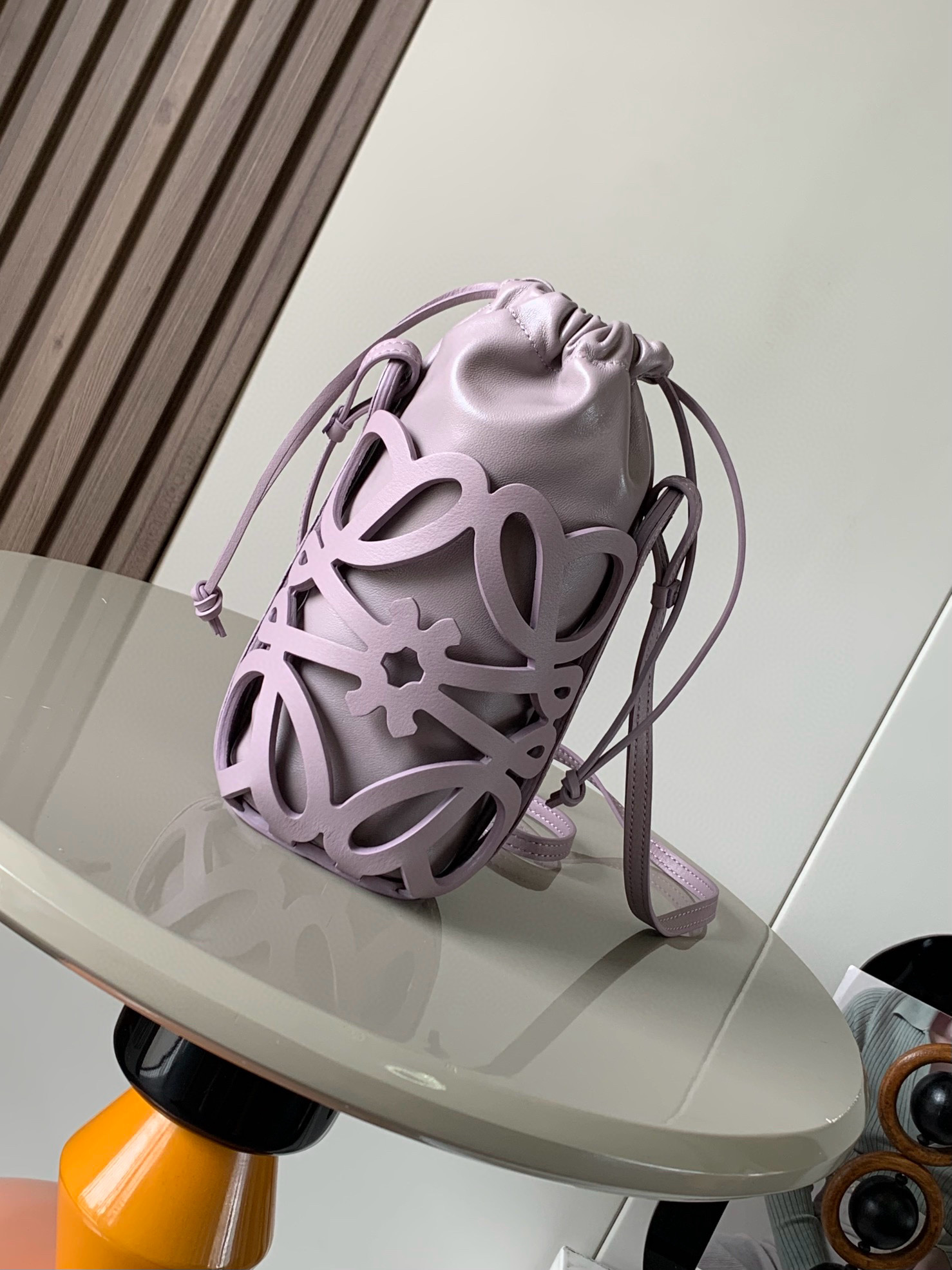 NO:206514,Classic cowhide and napa leather Anagram hollow bag This multi-functional bag is made of Anagram pattern hollow cowhide leather with cowhide strap and matching napa leather drawstring inner bag. This handbag is inspired by the monochrome glaze of ancient Chinese ceramics. It is small and huge in size and can be equipped for traveling. The concave shape is * Crossbody * Cowhide leather drawstring Size 11cm~8cm~20cm Model number 8019 Color purple, Luo Yiwei, loewe, cowhide19860909经典牛皮革和纳帕皮革 Anagram 镂空小袋这款多功能的小袋采用 Anagram 图案镂空牛皮革制成配有牛皮革带子和配套的纳帕皮革抽绳内袋这款手袋灵感来自中国古代陶瓷的单色釉料,个头小小巨能装适合出游凹造型神器＊斜挎＊牛皮革抽绳 尺寸11cm～8cm～20cm 款号8019 颜色紫色,罗意威,loewe,cowhide,Bag