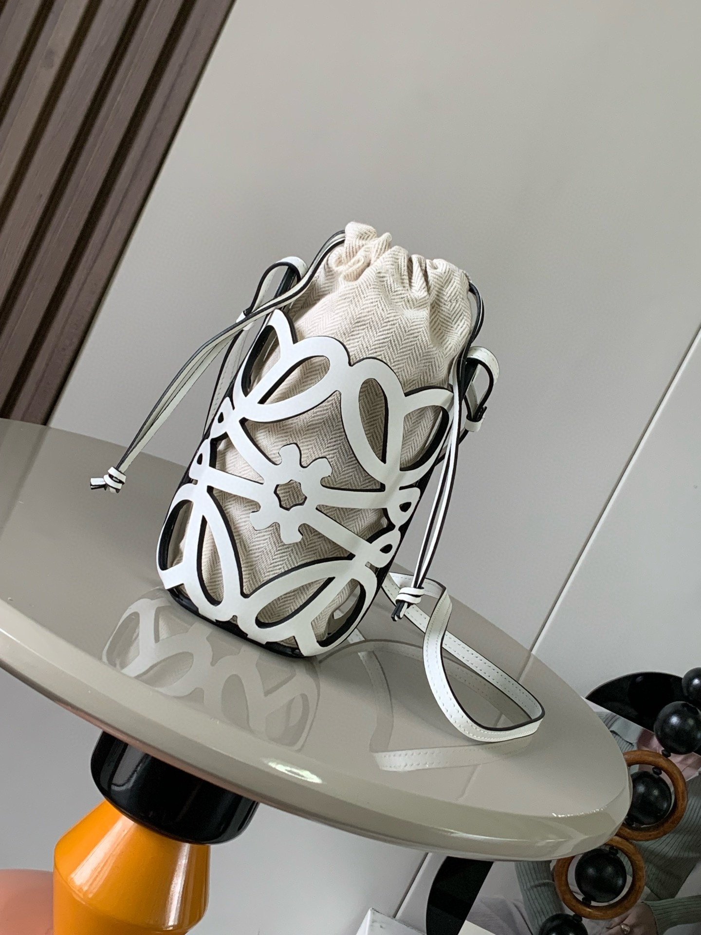 NO:206518,Classic cowhide leather and canvas Anagram hollow bag This multi-functional crossbody bag is made of Anagram pattern hollow cowhide leather and is equipped with rope straps and herringbone cotton canvas drawstring inner bag small giant canvas suitable for travel and leisure atmosphere concave shape artifact＊cross body＊ cowhide leather drawstring size 11cm～8cm～20cm Color white linen Model number 8019, Loewe, loewe, cowhide19860909经典牛皮革和帆布 Anagram镂空小袋这款多功能的斜挎小袋采用Anagram 图案镂空牛皮革制成并配有绳带和人字纹棉质帆布抽绳内袋个头小小的巨能装适合出游休闲氛围凹造型神器＊斜挎＊牛皮革抽绳 尺寸11cm～8cm～20cm 颜色白色麻布 款号8019,罗意威,loewe,cowhide,Bag