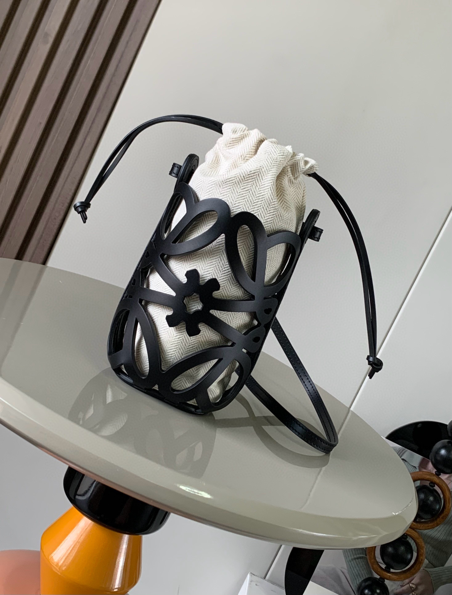 NO:206526,Classic cowhide leather and canvas Anagram hollow bag This multi-functional crossbody bag is made of Anagram pattern hollow cowhide leather and is equipped with rope straps and herringbone cotton canvas drawstring inner bag small giant canvas suitable for travel and leisure atmosphere concave shape artifact＊cross body＊ cowhide leather drawstring size 11cm～8cm～20cm Color black linen Model number 8019, Loewe, loewe, cowhide19860909经典牛皮革和帆布 Anagram镂空小袋这款多功能的斜挎小袋采用Anagram 图案镂空牛皮革制成并配有绳带和人字纹棉质帆布抽绳内袋个头小小的巨能装适合出游休闲氛围凹造型神器＊斜挎＊牛皮革抽绳 尺寸11cm～8cm～20cm 颜色黑色麻布 款号8019,罗意威,loewe,cowhide,Bag