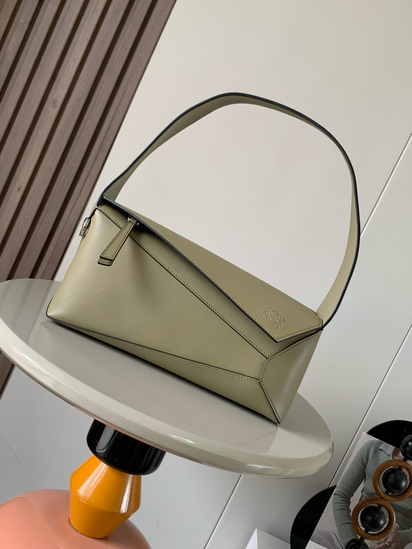 NO:206520,The new Puzzle Hobo is a soft and exquisite short Napa cowhide leather shoulder bag inspired by the rectangular shape and unique geometric lines of the Puzzle bag. The cubic shape and unique geometric lines of the Puzzle bag start with the appearance and loyalty to the leather. In particular, the leather of the Puzzle Hobo is so soft that it is stunning. The color is super nice, fashionable and versatile, cool and sweet, it is really amazing. The whole loves classic Napa cowhide leather, the feel is soft and delicate~ The geometric design is really durable. A bag with a short shoulder strap shoulder back, an external zipper bag and an inner bag cowhide zipper head, which can connect to personalized hanging D-ring herringbone cotton canvas Anagram embossed size 28CM~10CM~5.5CM Model number 8018 Color moss green, Luo Yiwei, loewe, loewe, shoulder  bags,cowhide19860909新款Puzzle Hobo 是一款柔软且精致的短款纳帕牛皮革单肩包灵感来自 Puzzle 包的长方体形状和独特的几何线条始于颜值忠于皮质,特别是 puzzle hobo的皮质软乎到一整个惊艳住了罗家hobo 颜色超级nice,时尚百搭,又酷又甜,真的太绝了,一整个爱了经典纳帕牛皮,手感手软细腻～几何设计真的很耐看可以背超级久的一款包短肩带肩背,一个外部拉链袋和一个内袋牛皮革拉链头,可以连接个性化挂饰的 D 形环人字纹棉质帆布Anagram 压纹 尺寸28CM～10CM～5.5CM 款号8018 颜色苔藓绿,罗意威,loewe,loewe,shoulder bags,cowhide,Bag