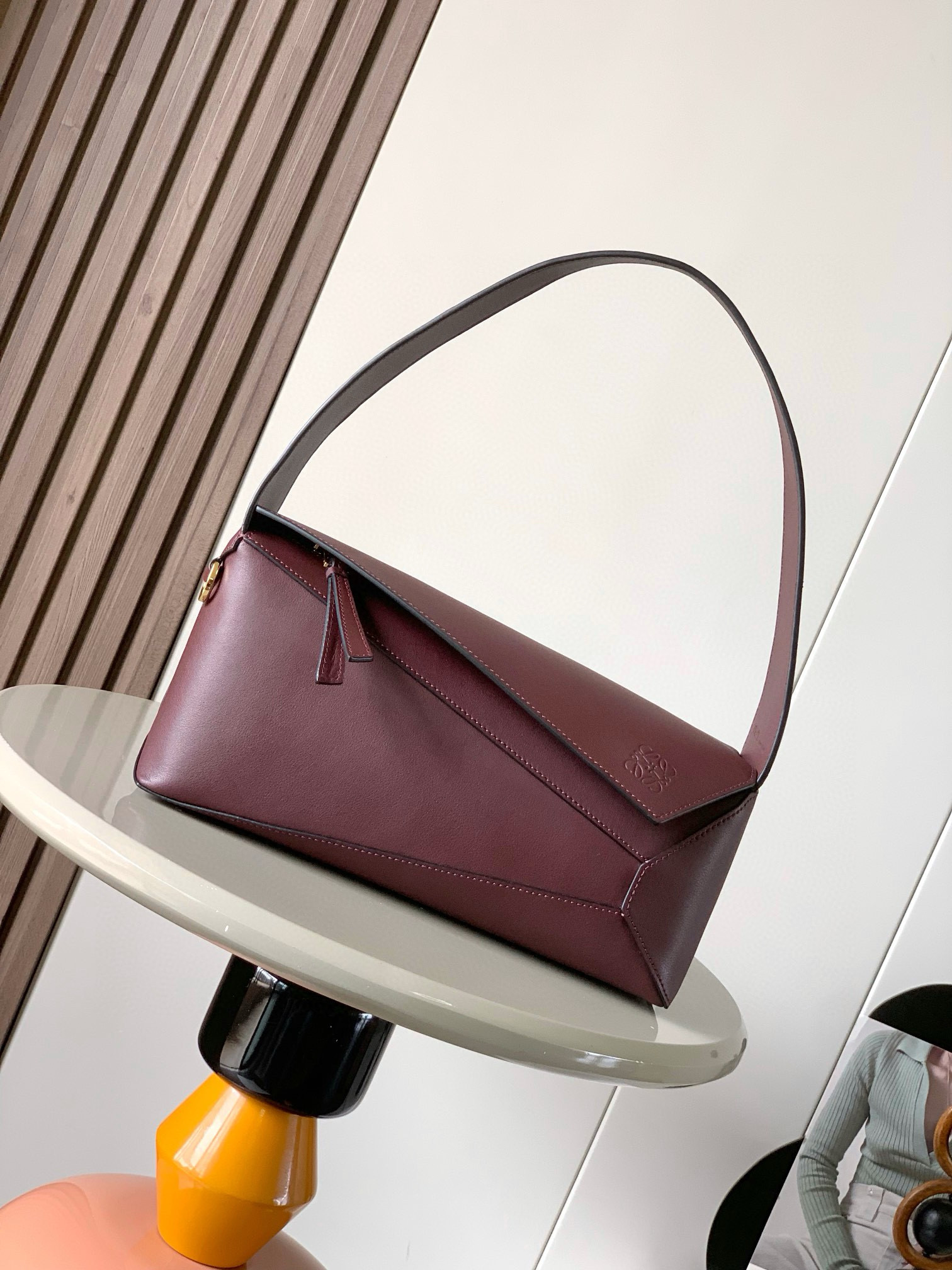 NO:206538,The new Puzzle Hobo is a soft and exquisite short Napa cowhide leather shoulder bag inspired by the rectangular shape and unique geometric lines of the Puzzle bag. The cuboid shape and unique geometric lines of the Puzzle bag start with the appearance and loyalty to the leather. In particular, the leather of the Puzzle Hobo is so soft that it is stunning. The color is super nice, fashionable and versatile, cool and sweet, it is really amazing. I love the classic Napa cowhide leather, the feel is soft and delicate~ The geometric design is really durable. A bag with a short shoulder strap shoulder back, an external zipper bag and an inner bag cowhide zipper head, which can connect to personalized hanging D-ring herringbone cotton canvas. Anagram embossed size 28CM~10CM~5.5CM Model number 8018 Color burgundy, Loewe, loewe, loewe, shoulder  bags,cowhide19860909新款Puzzle Hobo 是一款柔软且精致的短款纳帕牛皮革单肩包灵感来自 Puzzle 包的长方体形状和独特的几何线条始于颜值忠于皮质,特别是 puzzle hobo的皮质软乎到一整个惊艳住了罗家hobo 颜色超级nice,时尚百搭,又酷又甜,真的太绝了,一整个爱了经典纳帕牛皮,手感手软细腻～几何设计真的很耐看可以背超级久的一款包短肩带肩背,一个外部拉链袋和一个内袋牛皮革拉链头,可以连接个性化挂饰的 D 形环人字纹棉质帆布Anagram 压纹 尺寸28CM～10CM～5.5CM 款号8018 颜色酒红色,罗意威,loewe,loewe,shoulder bags,cowhide,Bag