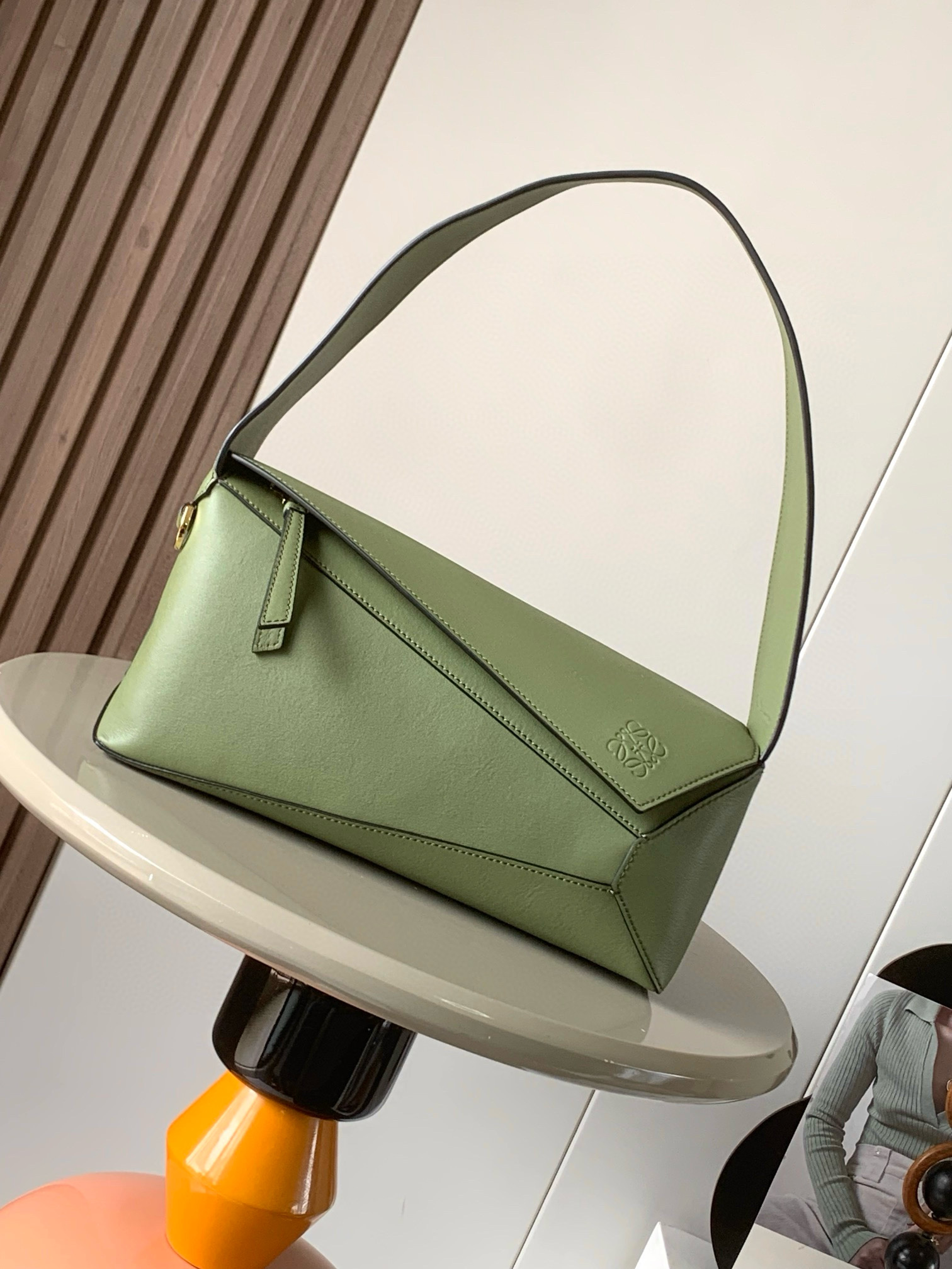 NO:206546,The new Puzzle Hobo is a soft and exquisite short Napa cowhide leather shoulder bag inspired by the rectangular shape and unique geometric lines of the Puzzle bag. The cubic shape and unique geometric lines of the Puzzle bag start with the appearance and loyalty to the leather. In particular, the leather of the Puzzle Hobo is so soft that it is stunning. The color is super nice, fashionable and versatile, cool and sweet, it is really amazing. The whole loves classic Napa cowhide leather, the feel is soft and delicate~ The geometric design is really durable. A bag with a short shoulder strap shoulder back, an external zipper bag and an inner bag cowhide zipper head, which can connect to personalized hanging D-ring herringbone cotton canvas Anagram embossed size 28CM~10CM~5.5CM Model number 8018 Color green, Loewe, loewe, loewe, shoulder  bags,cowhide19860909新款Puzzle Hobo 是一款柔软且精致的短款纳帕牛皮革单肩包灵感来自 Puzzle 包的长方体形状和独特的几何线条始于颜值忠于皮质,特别是 puzzle hobo的皮质软乎到一整个惊艳住了罗家hobo 颜色超级nice,时尚百搭,又酷又甜,真的太绝了,一整个爱了经典纳帕牛皮,手感手软细腻～几何设计真的很耐看可以背超级久的一款包短肩带肩背,一个外部拉链袋和一个内袋牛皮革拉链头,可以连接个性化挂饰的 D 形环人字纹棉质帆布Anagram 压纹 尺寸28CM～10CM～5.5CM 款号8018 颜色绿色,罗意威,loewe,loewe,shoulder bags,cowhide,Bag