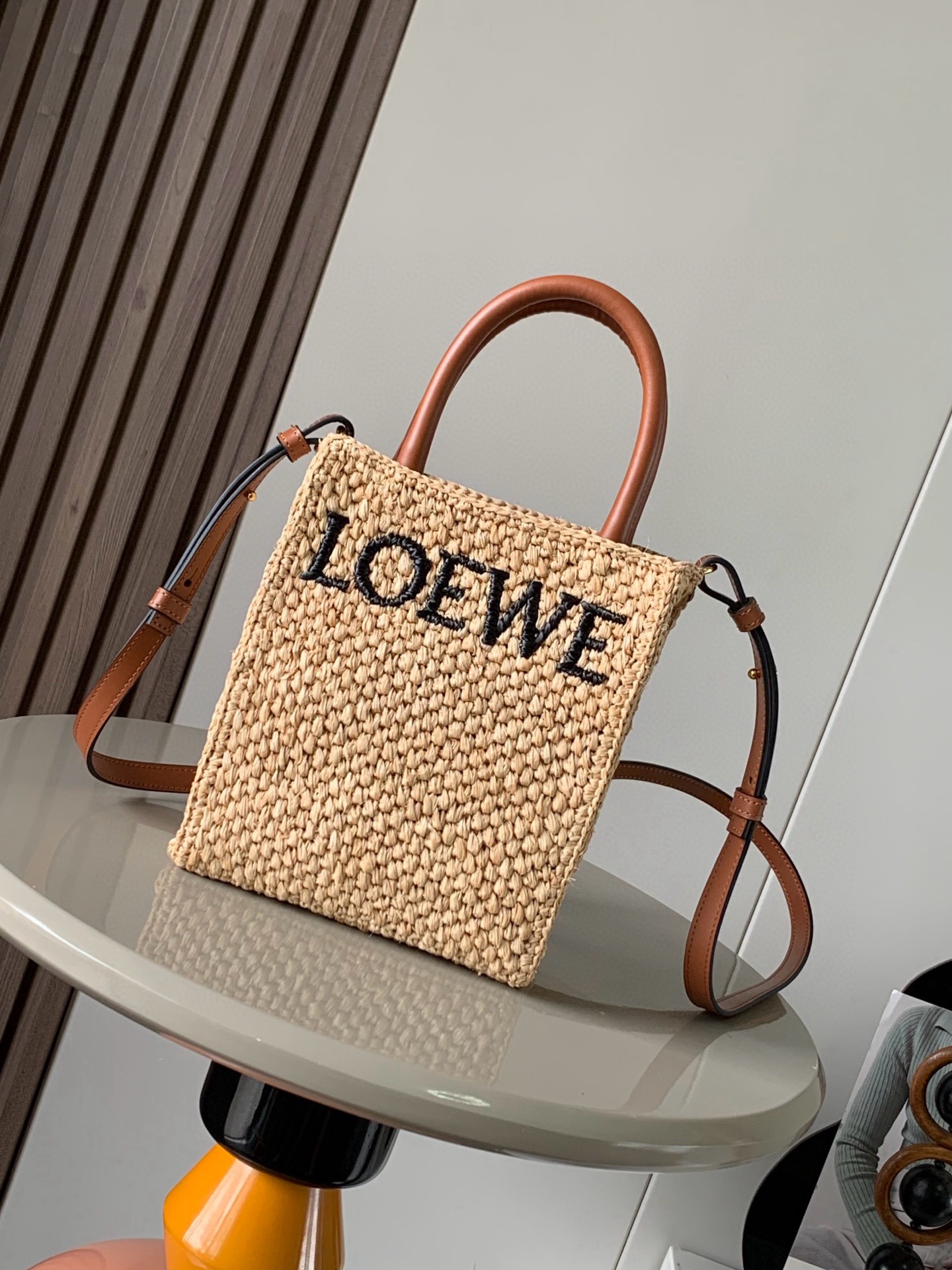 NO:206532,Raffia Standard Tote Handbag Standard Tote Handbag Simple and eye-catching with simple silhouette. It has a simple silhouette. It has a simple shape and a simple top handle. This A5 version is made of raffia. It is equipped with cowhide leather top handle with contrasting color LOEWE mark. *Hand holder or shoulder back *Removable and adjustable straps are available for holiday and leisure. Model number 8016 Size 21.5cm~17cm~6cm Color brown, Loewe, loewe, loewe, cowhide19860909酒椰纤维标准A5 Tote 手袋 Standard Tote 手袋简约而引人注目拥有简洁的廓形实用的形状和简单的顶部提手这个A5版本采用酒椰纤维制成配有牛皮革顶部提手饰有对比色 LOEWE 标记.＊手拎或肩背＊可拆卸可调节带子度假休闲日常搭配皆可 款号8016 尺寸21.5cm～17cm～6cm 颜色棕色,罗意威,loewe,loewe,cowhide,Bag