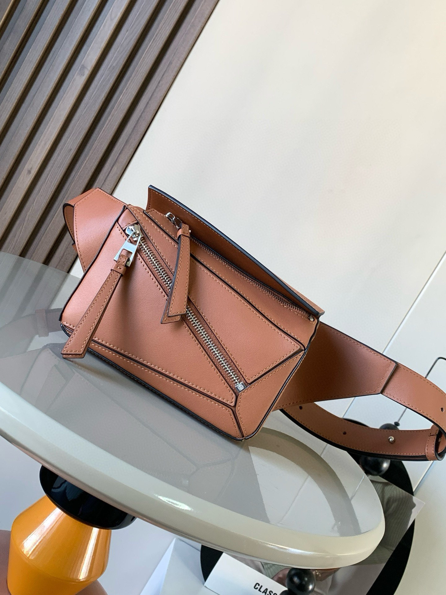 NO:206576,Mini classic cowhide leather Puzzle waist bag rectangular shape and precise cutting technology create Puzzle's unique geometric lines. This small mini waist bag is made of classic cowhide leather. It is soft and light. It has a low-key and recognizable shape. It can be matched with both business and casual. Later, I found a puzzle waist bag. Compared with classic, Puzzle is relatively niche. This waist bag removes the handle of the classic puzzle. The rear zipper bag at the back of the classic puzzle. The belt belt is also unremovable. The wide belt retains the basic bag shape of the classic puzzle. In addition, the fork adds a cool mechanical feel. It is also classic and versatile. Not only is the capacity considerable, but the upper body proportions are better. The shoulder or crossbody, adjustable shoulder straps are equipped with metal buckle closure. Size 18CM~12CM~7.5CM  Model number 8013 Color brown, Loewe, cowhide19860909迷你号经典牛皮革 Puzzle 腰包长方体形状和精确的切割技术创造了Puzzle 独特的几何线条这款小迷你号腰包采用经典牛皮革制成皮质柔软轻便,造型低调有辨识度不管是商务还是休闲都可以搭配后来叉发现一款 puzzle腰包,相对经典,puzzle 来说比较小众此款腰包去掉了经典puzzle的手柄把经典puzzle 后面的后置拉链袋移到了前面腰带也变成不可拆卸插销扣宽腰带保留经典puzzle随性文艺的基本包型外,叉增加了一份酷酷的机械感同样经典百搭.不仅容量可观而且上身比例更好.肩背或斜挎 ,可调节肩带,配有金属搭扣开合 尺寸18CM～12CM～7.5CM 款号8013 颜色棕色,罗意威,loewe,cowhide,Bag