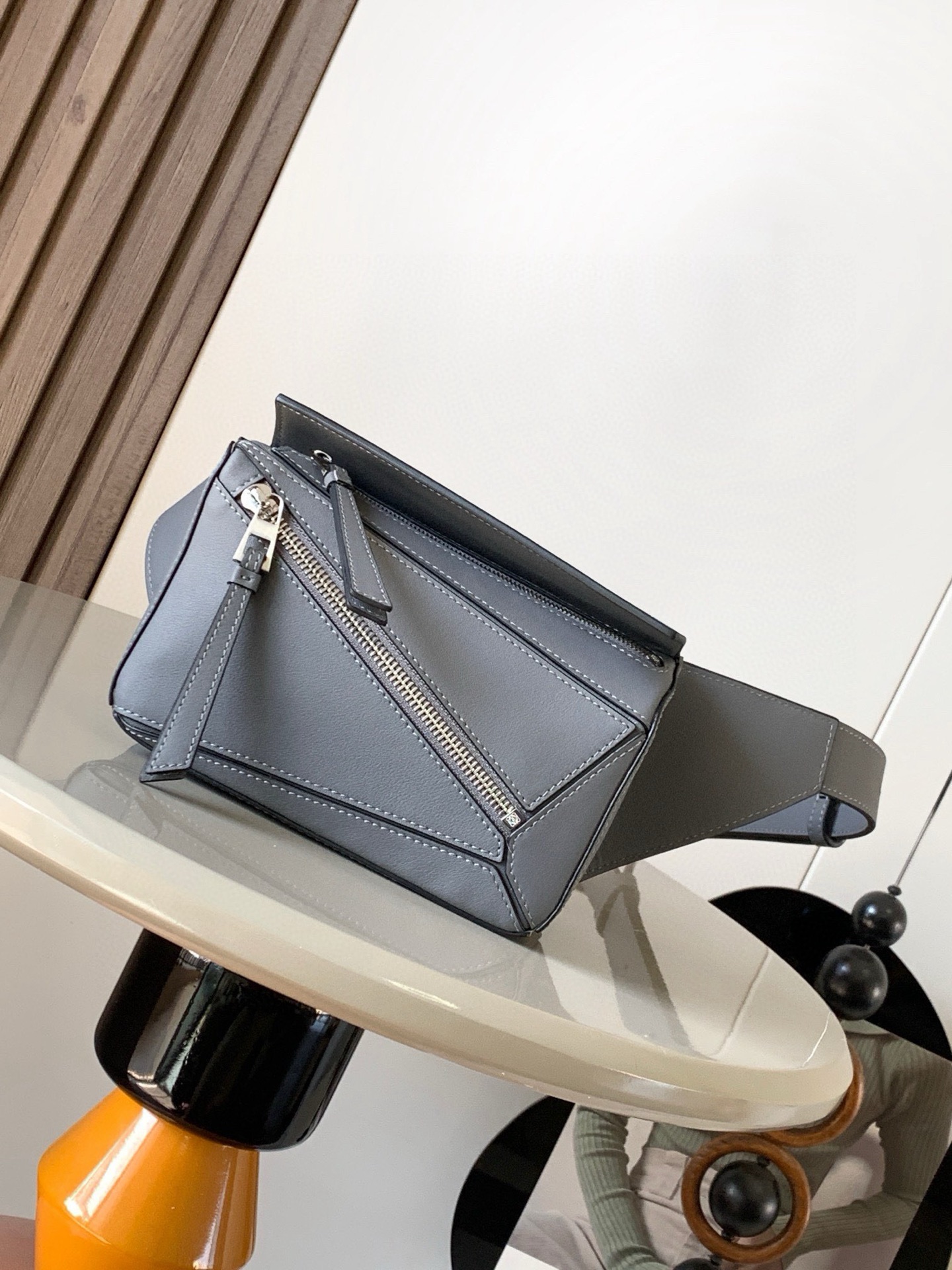 NO:206581,Mini classic cowhide leather Puzzle waist bag rectangular shape and precise cutting technology create Puzzle's unique geometric lines. This small mini waist bag is made of classic cowhide leather. It is soft and light. It has a low-key and recognizable shape. It can be matched with both business and casual. Later, I found a puzzle waist bag. Compared with classic, Puzzle is relatively niche. This waist bag removes the handle of the classic puzzle. The rear zipper bag at the back of the classic puzzle. The belt belt is also unremovable. The wide belt retains the basic bag shape of the classic puzzle. In addition, the fork adds a cool mechanical feel. It is also classic and versatile. Not only is the capacity considerable, but the upper body proportions are better. The shoulder or crossbody, adjustable shoulder straps are equipped with metal buckle closure. Size 18CM~12CM~7.5CM  Model number 8013 Color gray, Loewe, cowhide19860909迷你号经典牛皮革 Puzzle 腰包长方体形状和精确的切割技术创造了Puzzle 独特的几何线条这款小迷你号腰包采用经典牛皮革制成皮质柔软轻便,造型低调有辨识度不管是商务还是休闲都可以搭配后来叉发现一款 puzzle腰包,相对经典,puzzle 来说比较小众此款腰包去掉了经典puzzle的手柄把经典puzzle 后面的后置拉链袋移到了前面腰带也变成不可拆卸插销扣宽腰带保留经典puzzle随性文艺的基本包型外,叉增加了一份酷酷的机械感同样经典百搭.不仅容量可观而且上身比例更好.肩背或斜挎 ,可调节肩带,配有金属搭扣开合 尺寸18CM～12CM～7.5CM 款号8013 颜色灰色,罗意威,loewe,cowhide,Bag