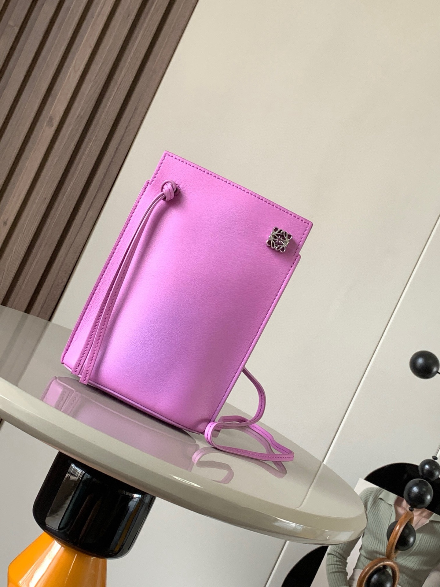 NO:206607,Dice pocket cowhide dice mobile phone bag imported from the original Napa calf leather practical bag is equipped with shoulder straps and Anagram three-dimensional logo. It can be shoulder-mounted or cross-body, with two leather straps. It can be added with personalized dice decoration. The base is embossed with L0EWE steel stamp. The overall simple and generous leather is hard and not easy to deform. The top layer of cowhide is delicate and shiny. The whole bag is made of full-head layer of cowhide material, with a sturdy three-dimensional gold metal logo. The decoration is low-key and luxurious. The capacity inside is quite large. It can be equipped with a large screen mobile phone with a large screen, lipstick. Size 20.5~13~4.5CM. Model number 9027. Color purple, Luo Yiwei, loewe, cowhide.19860909dice pocket牛皮骰子手机包原厂进口纳帕小牛皮实用小包配有肩带和Anagram立体Logo可肩背或斜挎,带有两条皮革带子,可添加个性化骰子装饰串珠底座上带有L0EWE钢印压纹,整体简约大方皮质是偏硬的,不容易变形,头层牛皮,皮质细腻有光泽,整个包包都是全头层牛皮材质包身硬挺有型立体金色金属logo装饰低调奢华,里面的容量还挺大的,可以装大屏手机的大屏手机,口红 尺寸20.5～13～4.5CM 款号9027 颜色紫色,罗意威,loewe,cowhide,Bag