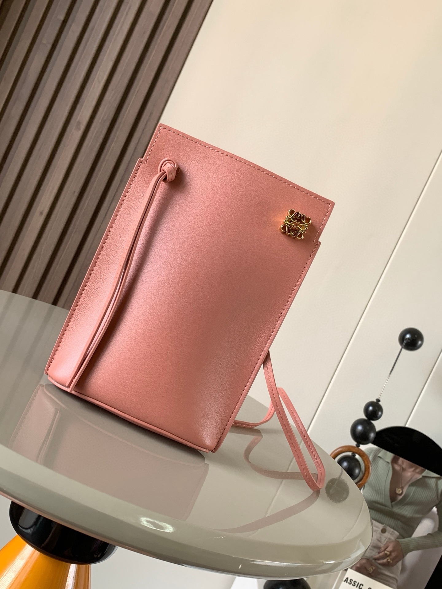 NO:206613,Dice pocket cowhide dice mobile phone bag imported from the original Napa calf leather practical bag is equipped with shoulder straps and Anagram three-dimensional logo. It can be shoulder-mounted or cross-body, with two leather straps. It can be added with personalized dice decoration. The base is embossed with L0EWE steel stamp. The overall simple and generous leather is hard and not easy to deform. The top layer of cowhide is delicate and shiny. The whole bag is made of full-head layer of cowhide material, with a stylist, stylish three-dimensional gold metal logo, and the decoration is low-key and luxurious. The capacity inside is quite large. It can be equipped with a large screen mobile phone with a large screen, lipstick. Size 20.5~13~4.5CM. Model number 9027. Color rose pink, Luo Yiwei, loewe, cowhide19860909dice pocket牛皮骰子手机包原厂进口纳帕小牛皮实用小包配有肩带和Anagram立体Logo可肩背或斜挎,带有两条皮革带子,可添加个性化骰子装饰串珠底座上带有L0EWE钢印压纹,整体简约大方皮质是偏硬的,不容易变形,头层牛皮,皮质细腻有光泽,整个包包都是全头层牛皮材质包身硬挺有型立体金色金属logo装饰低调奢华,里面的容量还挺大的,可以装大屏手机的大屏手机,口红 尺寸20.5～13～4.5CM 款号9027 颜色蔷薇粉,罗意威,loewe,cowhide,Bag