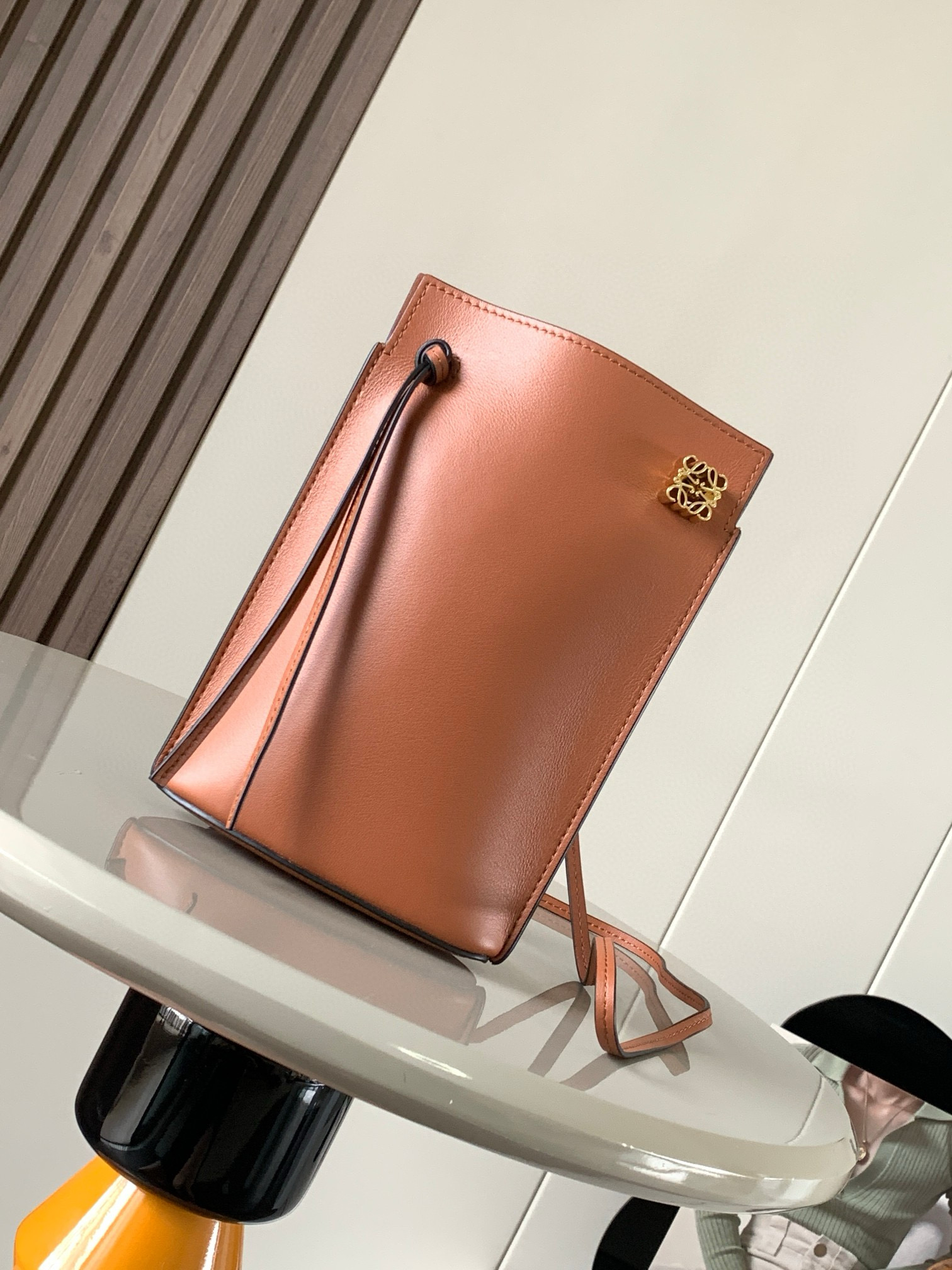 NO:206619,Dice pocket cowhide dice mobile phone bag imported from the original Napa calf leather practical bag is equipped with shoulder straps and Anagram three-dimensional logo. It can be shoulder-mounted or cross-body, with two leather straps. It can be added with personalized dice decoration. The base is embossed with L0EWE steel stamp. The overall simple and generous leather is hard and not easy to deform. The top layer of cowhide is delicate and shiny. The whole bag is made of full-head layer of cowhide material, with a stylist, stylish three-dimensional gold metal logo, and the decoration is low-key and luxurious. The capacity inside is quite large. It can be equipped with a large screen mobile phone with a large screen, lipstick. Size 20.5~13~4.5CM. Model number 9027. Color brown, Luo Yiwei, loewe, cowhide19860909dice pocket牛皮骰子手机包原厂进口纳帕小牛皮实用小包配有肩带和Anagram立体Logo可肩背或斜挎,带有两条皮革带子,可添加个性化骰子装饰串珠底座上带有L0EWE钢印压纹,整体简约大方皮质是偏硬的,不容易变形,头层牛皮,皮质细腻有光泽,整个包包都是全头层牛皮材质包身硬挺有型立体金色金属logo装饰低调奢华,里面的容量还挺大的,可以装大屏手机的大屏手机,口红 尺寸20.5～13～4.5CM 款号9027 颜色棕色,罗意威,loewe,cowhide,Bag