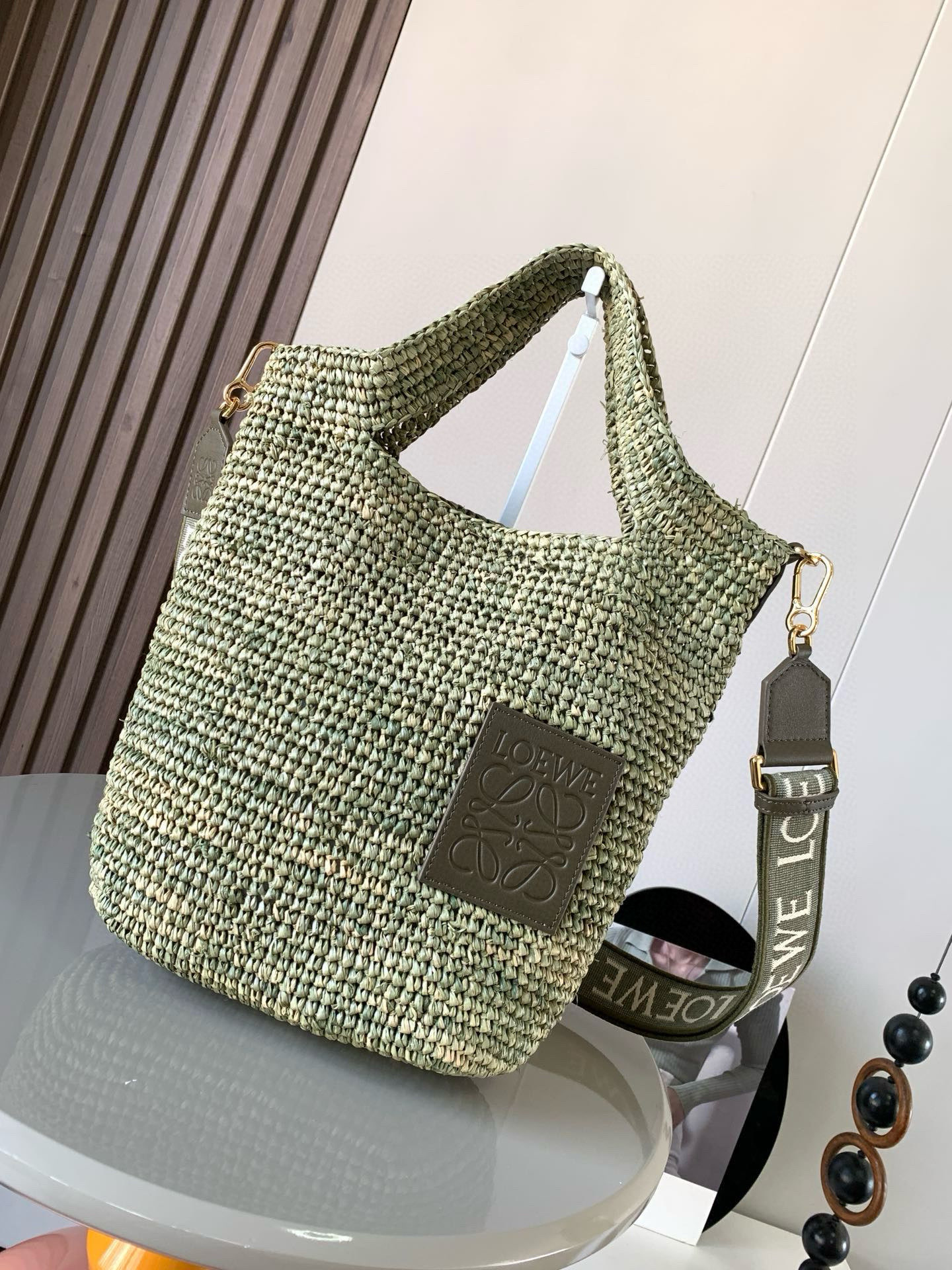 NO:206626,Popular raffia and cowhide leather Slit handbag Multi-function Slit Tote handbag top handle and body are made of soft hand-woven raffia fiber. In summer, I feel sorry if I don’t buy a straw woven bag in summer. It’s very suitable for traveling in summer. It can be installed and looked good when I can carry it with it!  Gentle yourself, the unique lazy style design capacity is also excellent. The exquisite craftsmanship and fashion are combined with an embroidered letter shoulder strap. I love it so much. Size 30CM~30CM~8CM Model number 8006 Color green, Loewe, espadrilles, cowhide19860909爆款 酒椰纤维和牛皮革 Slit 手袋 多功能 Slit Tote 手袋顶部手柄和包身均采用柔软的手工编织酒椰纤维制成夏季不买一个草编包都感觉对不起自己夏日超适合出游,清爽能装怎么背怎么好看！轻轻自己百搭独特的懒散风格设计容量也是杠杠的,精湛的工艺与时尚结合还配有一条刺绣字母肩带,太爱了 尺寸30CM~30CM~8CM 款号8006 颜色绿色,罗意威,loewe,espadrilles,cowhide,Bag