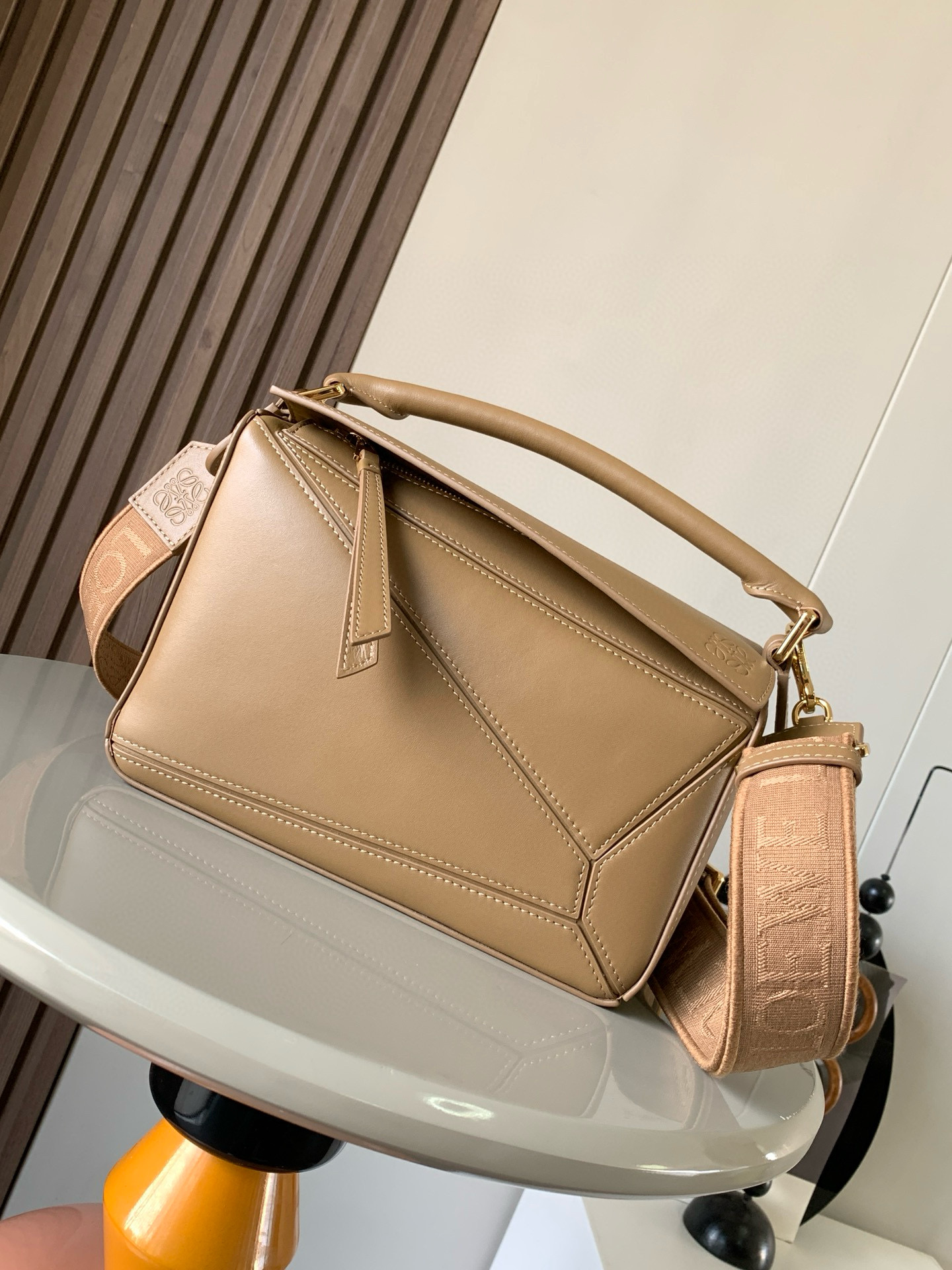 NO:206625,Geometric bag 24CMPuzzle handbag!  Original imported Napa Calfs Roh's popular geometric bag Puzzle handbag is the first handbag launched by creative director Jonathan Anderson for L0EWE. The unique geometric lines of Puzzle are made of soft Napa Calf leather. This small version is made of soft Napa Calf leather. Small Puzzle can accommodate for example a large wallet, mobile phones of all sizes and sunglasses [Sun] [Sun] oblique, shoulder back, hand hold or top handle carrying * removable Size 24CM~16CM~10CM Model number 9048 Color oak brown, Loewe, loewe, wallets, cowhide19860909几何包24CMPuzzle手袋！原厂进口纳帕小牛皮罗家爆款几何包Puzzle 手袋是创意总监乔纳森·安德森为 L0EWE 推出的首款手提包长方体形状和精确的切割技术创造了 Puzzle 独特的几何线条这个小尺寸版本采用柔软纳帕小牛皮革制成＊小号 Puzzle 可以容纳例如一只大号钱包、所有尺寸的手机和太阳镜[太阳][太阳]斜、肩背、手拿或顶部提手携带＊可拆卸 尺寸24CM～16CM～10CM 款号9048 颜色橡木棕,罗意威,loewe,loewe,wallets,cowhide,Bag