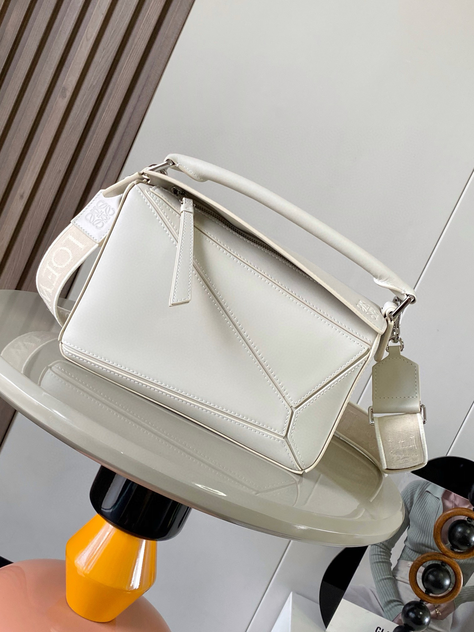 NO:206631,Geometric bag 24CMPuzzle handbag!  Original imported Napa Calfs Roh's popular geometric bag Puzzle handbag is the first handbag launched by creative director Jonathan Anderson for L0EWE. The unique geometric lines of Puzzle are made of soft Napa Calf leather. This small version is made of soft Napa Calf leather. Small Puzzle can accommodate for example a large wallet, mobile phones of all sizes and sunglasses [Sun] [Sun] oblique, shoulder back, hand hold or top handle carrying * removable Size 24CM~16CM~10CM Model number 9048 Color sea salt white, Loewe, loewe, wallets, cowhide19860909几何包24CMPuzzle手袋！原厂进口纳帕小牛皮罗家爆款几何包Puzzle 手袋是创意总监乔纳森·安德森为 L0EWE 推出的首款手提包长方体形状和精确的切割技术创造了 Puzzle 独特的几何线条这个小尺寸版本采用柔软纳帕小牛皮革制成＊小号 Puzzle 可以容纳例如一只大号钱包、所有尺寸的手机和太阳镜[太阳][太阳]斜、肩背、手拿或顶部提手携带＊可拆卸 尺寸24CM～16CM～10CM 款号9048 颜色海盐白,罗意威,loewe,loewe,wallets,cowhide,Bag