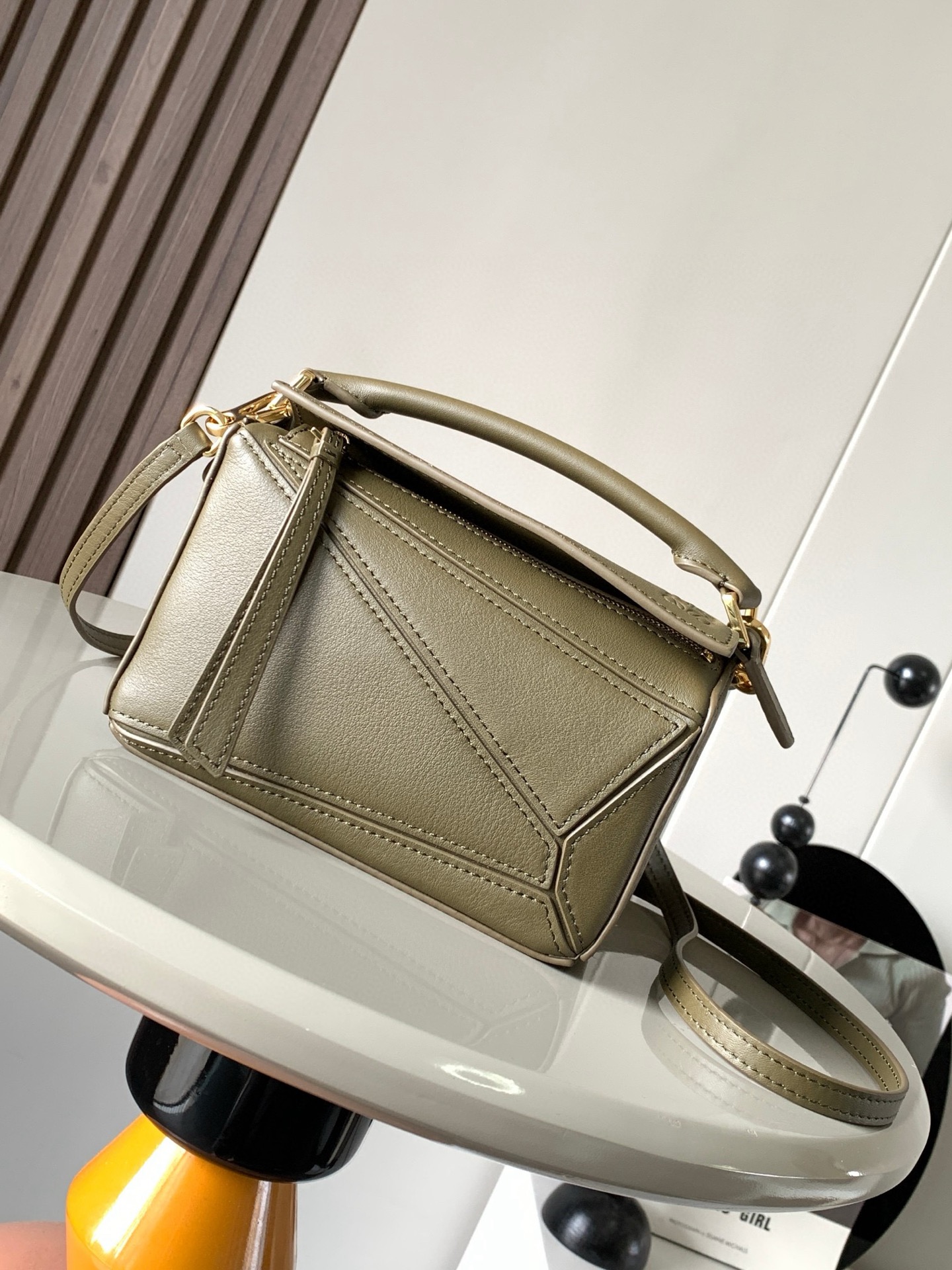 NO:206685,Genuine grade hot geometric bag mini 18CM original imported Napa calfskin Puzzle handbag is creative director Jonathan.  Anderson has created Puzzle's unique geometric lines for the first handbag rectangular shape and precise cutting technology for L0EWE. This mini version is made of classic cowhide leather. The mini Puzzle can accommodate, for example, a small vertical wallet, most sized mobile phones (up to 6.1 inches) and sunglasses case crossbody, shoulder, hand hold or top carry. The weight of the removable shoulder strap bag is almost ignored. It is practical to stir-fry chicken, and it is used to install a mobile phone with a small wallet lipstick powder when you go out. It has no cumbersome feeling, and life is easy and pleasant from now on (the xs, plus you care most about is OK) Size 18~12.5~8CM Model number 9016 Color khaki green plain paper, Loewe, wallets, cowhide19860909正品级 爆款几何包迷你18CM原厂进口纳帕小牛皮Puzzle手袋是创意总监乔纳森．安德森为 L0EWE 推出的首款手提包长方体形状和精确的切割技术创造了 Puzzle 独特的几何线条.这个迷你版本采用经典牛皮革制成迷你 Puzzle 可以容纳例如一只小号垂直钱包、大多数尺寸的手机（最大6.1英寸）和太阳镜盒斜挎、肩背、手拿或顶部提手携带.可拆卸肩带包包自身重量几乎忽略,炒鸡实用,出门装手机小钱包口红粉饼,毫无累赘感,轻松愉快人生从此开启(你们最关心的xs,plus都ok哈） 尺寸18～12.5～8CM 款号9016 颜色卡其绿平纹,罗意威,loewe,wallets,cowhide,Bag