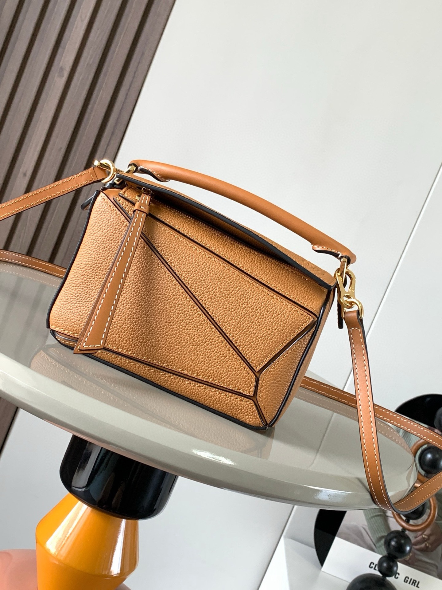 NO:206653,Genuine grade hot geometric bag mini 18CM original imported Napa calfskin Puzzle handbag is creative director Jonathan.  Anderson has created the unique geometric lines of Puzzle for the first handbag rectangular shape and precise cutting technology for L0EWE. This mini version is made of classic cowhide leather. The mini Puzzle can accommodate, for example, a small vertical wallet, most sized mobile phones (up to 6.1 inches) and sunglasses case crossbody, shoulder, hand hold or top carry. The weight of the removable shoulder strap bag is almost ignored. It is practical to stir-fry chicken, and it is used to install a mobile phone wallet lipstick powder when you go out. It has no cumbersome feeling, and life is easy and pleasant from now on (the xs, plus you care most about is OK) Size 18~12.5~8CM Model number 9016 Color caramel with leather, Loewe, wallets, cowhide19860909正品级 爆款几何包迷你18CM原厂进口纳帕小牛皮Puzzle手袋是创意总监乔纳森．安德森为 L0EWE 推出的首款手提包长方体形状和精确的切割技术创造了 Puzzle 独特的几何线条.这个迷你版本采用经典牛皮革制成迷你 Puzzle 可以容纳例如一只小号垂直钱包、大多数尺寸的手机（最大6.1英寸）和太阳镜盒斜挎、肩背、手拿或顶部提手携带.可拆卸肩带包包自身重量几乎忽略,炒鸡实用,出门装手机小钱包口红粉饼,毫无累赘感,轻松愉快人生从此开启(你们最关心的xs,plus都ok哈） 尺寸18～12.5～8CM 款号9016 颜色荔焦糖配皮,罗意威,loewe,wallets,cowhide,Bag