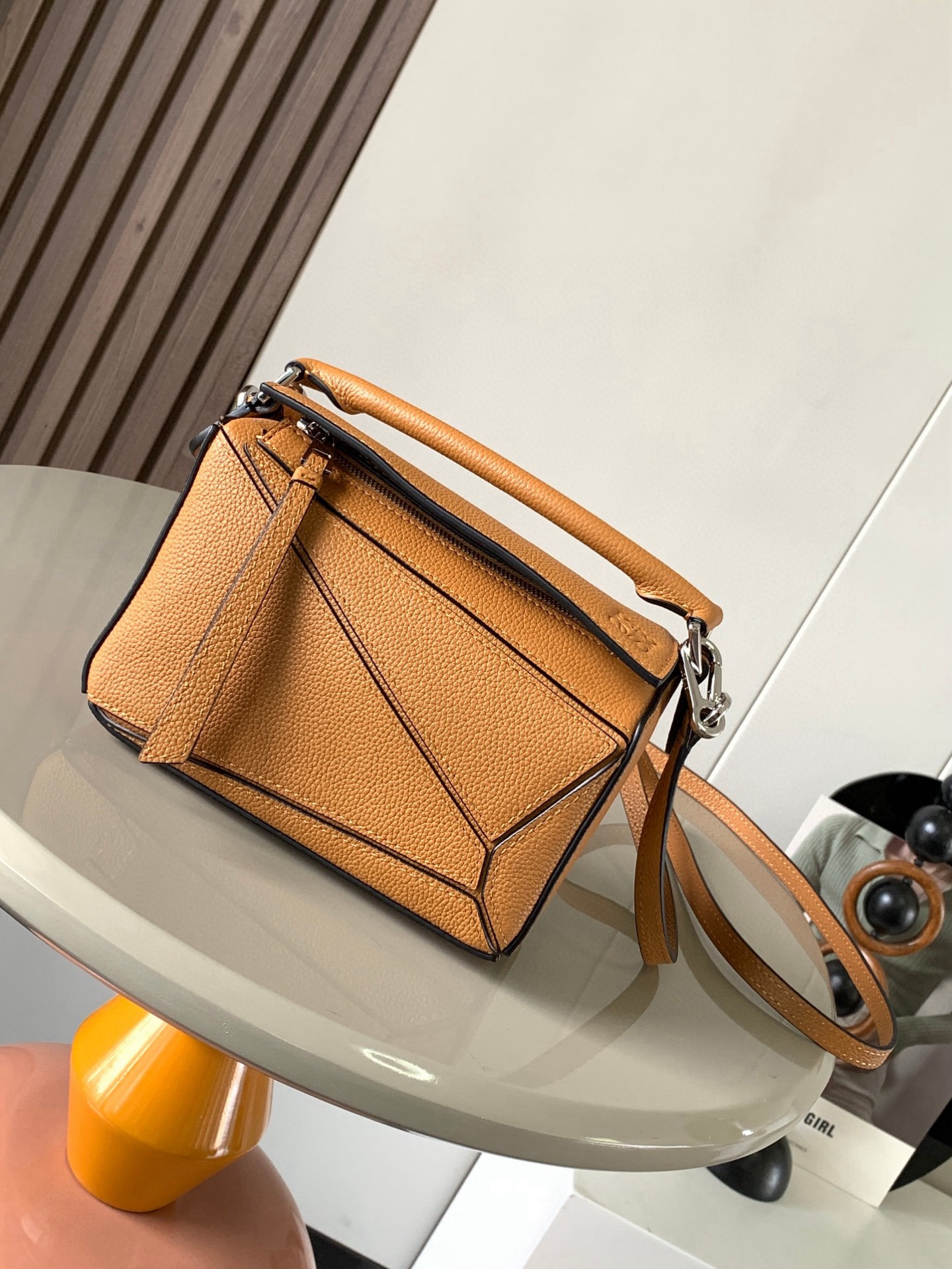 NO:206665,Genuine grade hot geometric bag mini 18CM original imported Napa calfskin Puzzle handbag is creative director Jonathan.  Anderson has created Puzzle's unique geometric lines for the first handbag rectangular shape and precise cutting technology for L0EWE. This mini version is made of classic cowhide leather. The mini Puzzle can accommodate, for example, a small vertical wallet, most sized mobile phones (up to 6.1 inches) and sunglasses case crossbody, shoulder, hand hold or top carry. The weight of the removable shoulder strap bag is almost ignored. It is practical to stir-fry chicken, and it is used to install a mobile phone with a small wallet lipstick powder when you go out. It has no cumbersome feeling, and life is easy and pleasant from now on (the xs, plus you care most about is OK) Size 18~12.5~8CM Model number 9016 Color full caramel silver, Luo Yiwei, loewe, wallets, cowhide19860909正品级 爆款几何包迷你18CM原厂进口纳帕小牛皮Puzzle手袋是创意总监乔纳森．安德森为 L0EWE 推出的首款手提包长方体形状和精确的切割技术创造了 Puzzle 独特的几何线条.这个迷你版本采用经典牛皮革制成迷你 Puzzle 可以容纳例如一只小号垂直钱包、大多数尺寸的手机（最大6.1英寸）和太阳镜盒斜挎、肩背、手拿或顶部提手携带.可拆卸肩带包包自身重量几乎忽略,炒鸡实用,出门装手机小钱包口红粉饼,毫无累赘感,轻松愉快人生从此开启(你们最关心的xs,plus都ok哈） 尺寸18～12.5～8CM 款号9016 颜色全荔焦糖银,罗意威,loewe,wallets,cowhide,Bag