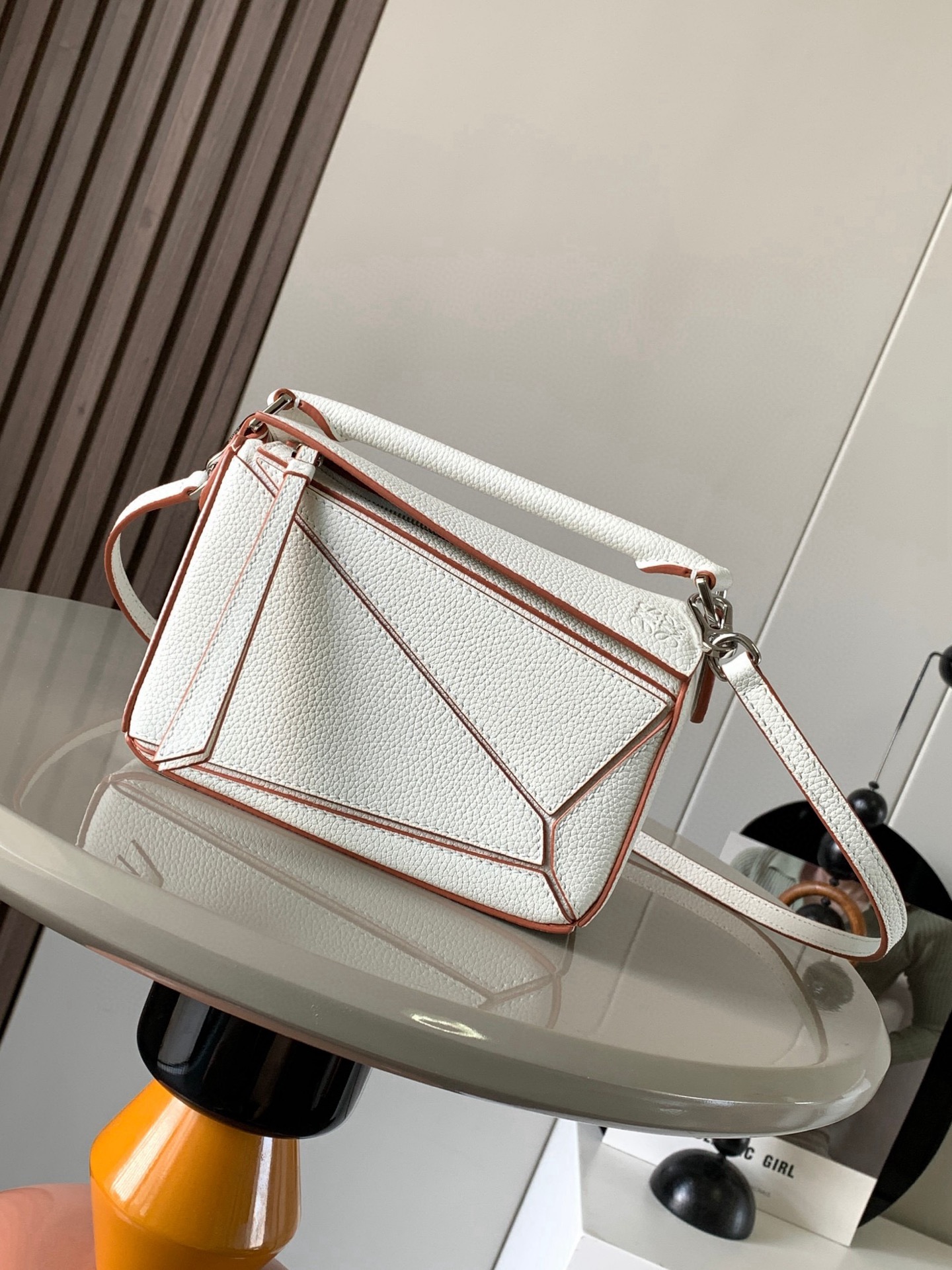 NO:206645,Genuine grade hot geometric bag mini 18CM original imported Napa calfskin Puzzle handbag is creative director Jonathan.  Anderson has created Puzzle's unique geometric lines for the first handbag rectangular shape and precise cutting technology for L0EWE. This mini version is made of classic cowhide leather. The mini Puzzle can accommodate, for example, a small vertical wallet, most sized mobile phones (maximum 6.1 inches) and sunglasses case crossbody, shoulder, hand hold or top carry. The weight of the removable shoulder strap bag is almost ignored. It is practical to stir-fry chicken, and it is used to install a mobile phone with a small wallet lipstick powder when you go out. It has no cumbersome feeling, and life is easy and pleasant from now on (the xs, plus you care most about is OK) Size 18~12.5~8CM Model number 9016 Colors are all white, Luo Yiwei, loewe, wallets, cowhide19860909正品级 爆款几何包迷你18CM原厂进口纳帕小牛皮Puzzle手袋是创意总监乔纳森．安德森为 L0EWE 推出的首款手提包长方体形状和精确的切割技术创造了 Puzzle 独特的几何线条.这个迷你版本采用经典牛皮革制成迷你 Puzzle 可以容纳例如一只小号垂直钱包、大多数尺寸的手机（最大6.1英寸）和太阳镜盒斜挎、肩背、手拿或顶部提手携带.可拆卸肩带包包自身重量几乎忽略,炒鸡实用,出门装手机小钱包口红粉饼,毫无累赘感,轻松愉快人生从此开启(你们最关心的xs,plus都ok哈） 尺寸18～12.5～8CM 款号9016 颜色全荔白色,罗意威,loewe,wallets,cowhide,Bag
