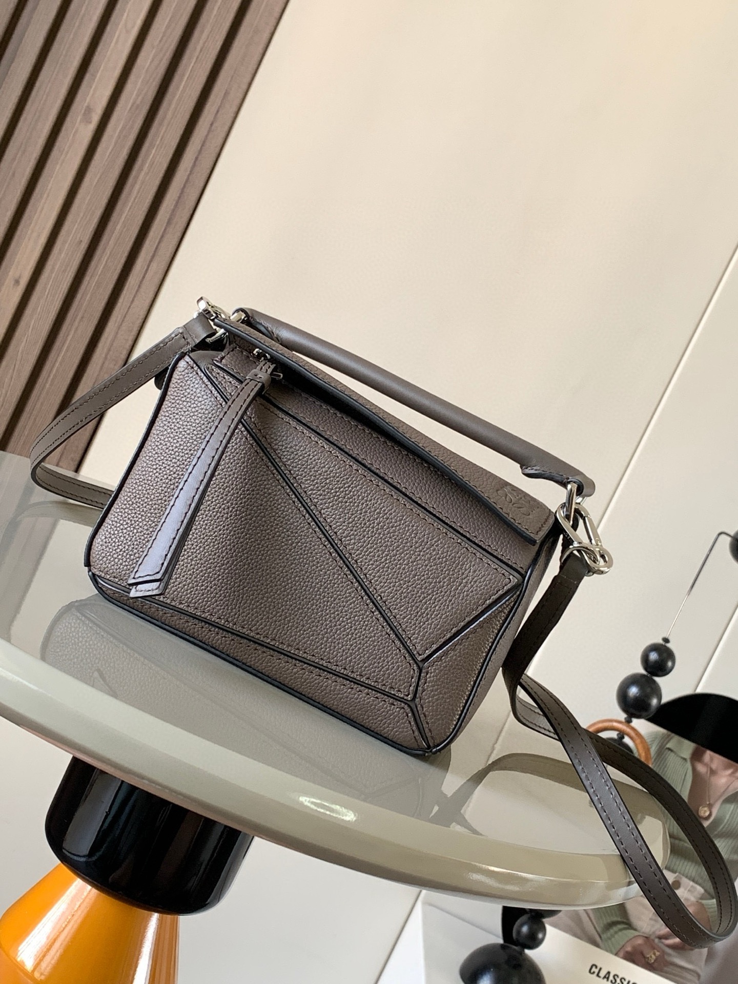 NO:206651,Genuine grade hot geometric bag mini 18CM original imported Napa calfskin Puzzle handbag is creative director Jonathan.  Anderson's first handbag rectangular shape and precise cutting technology for L0EWE created Puzzle's unique geometric lines. This mini version is made of classic cowhide leather. The mini Puzzle can accommodate, for example, a small vertical wallet, most sized mobile phones (up to 6.1 inches) and sunglasses case crossbody, shoulder, hand hold or top carry. The weight of the removable shoulder strap bag is almost ignored. It is practical to stir-fry chicken, and it is used to install a mobile phone with a small wallet lipstick powder when you go out. It has no cumbersome feeling, and life is easy and pleasant from now on (the xs, plus you care most about is OK) Size 18~12.5~8CM Model number 9016 Color gray-brown leather, Loewe, wallets, cowhide19860909正品级 爆款几何包迷你18CM原厂进口纳帕小牛皮Puzzle手袋是创意总监乔纳森．安德森为 L0EWE 推出的首款手提包长方体形状和精确的切割技术创造了 Puzzle 独特的几何线条.这个迷你版本采用经典牛皮革制成迷你 Puzzle 可以容纳例如一只小号垂直钱包、大多数尺寸的手机（最大6.1英寸）和太阳镜盒斜挎、肩背、手拿或顶部提手携带.可拆卸肩带包包自身重量几乎忽略,炒鸡实用,出门装手机小钱包口红粉饼,毫无累赘感,轻松愉快人生从此开启(你们最关心的xs,plus都ok哈） 尺寸18～12.5～8CM 款号9016 颜色灰褐色配皮,罗意威,loewe,wallets,cowhide,Bag