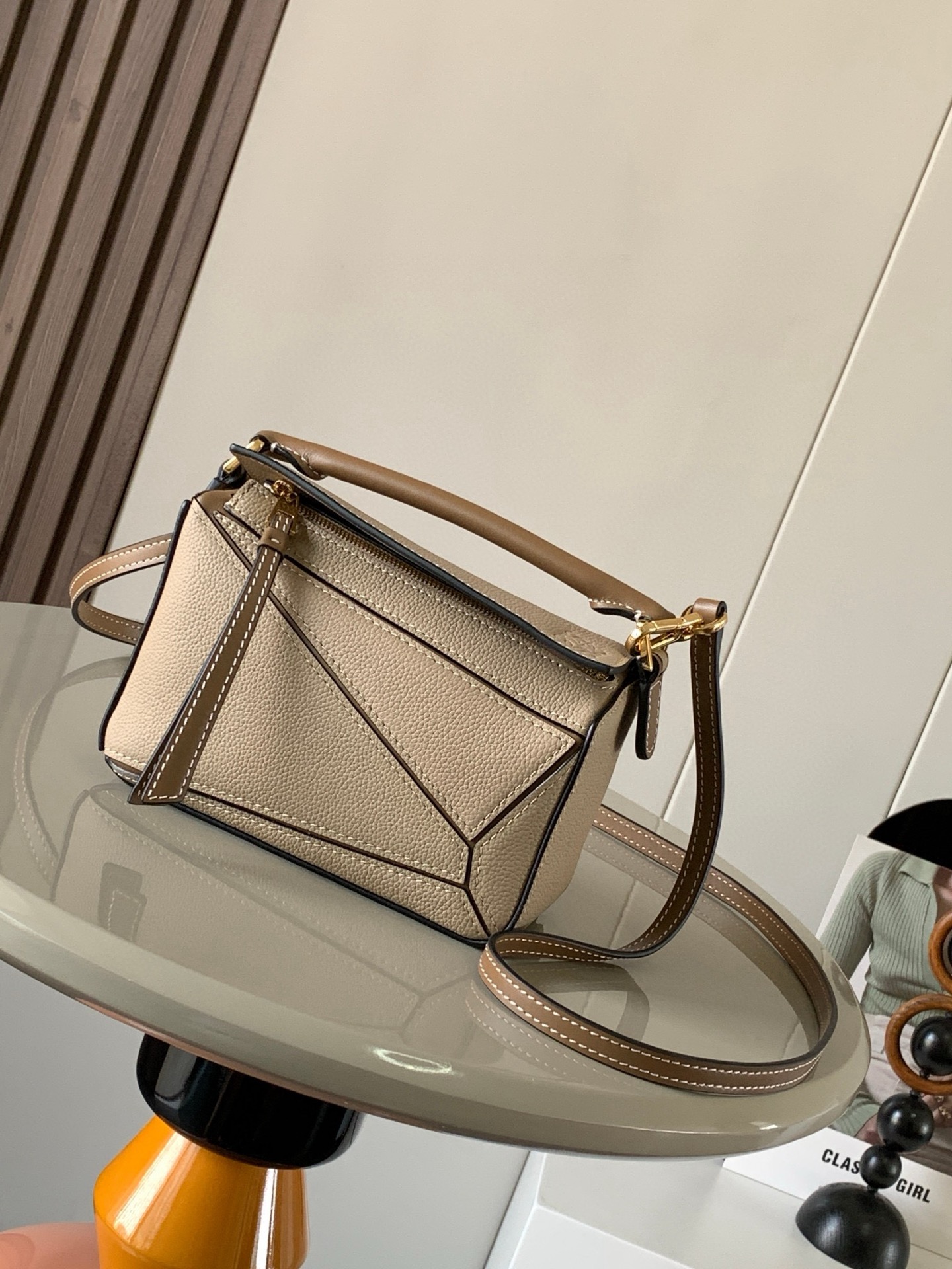 NO:206663,Genuine grade hot geometric bag mini 18CM original imported Napa calfskin Puzzle handbag is creative director Jonathan.  Anderson's first handbag rectangular shape and precise cutting technology for L0EWE created Puzzle's unique geometric lines. This mini version is made of classic cowhide leather. The mini Puzzle can accommodate, for example, a small vertical wallet, most sized mobile phones (up to 6.1 inches) and sunglasses case crossbody, shoulder, hand hold or top handle. The weight of the removable shoulder strap bag is almost ignored. It is practical to stir-fry chicken, and it is used to install a mobile phone with a small wallet lipstick powder when you go out. It has no cumbersome feeling, and life is easy and pleasant from now on (the xs, plus you care most about is OK) Size 18~12.5~8CM Model number 9016 Color khaki with leather, Loewe, wallets, cowhide19860909正品级 爆款几何包迷你18CM原厂进口纳帕小牛皮Puzzle手袋是创意总监乔纳森．安德森为 L0EWE 推出的首款手提包长方体形状和精确的切割技术创造了 Puzzle 独特的几何线条.这个迷你版本采用经典牛皮革制成迷你 Puzzle 可以容纳例如一只小号垂直钱包、大多数尺寸的手机（最大6.1英寸）和太阳镜盒斜挎、肩背、手拿或顶部提手携带.可拆卸肩带包包自身重量几乎忽略,炒鸡实用,出门装手机小钱包口红粉饼,毫无累赘感,轻松愉快人生从此开启(你们最关心的xs,plus都ok哈） 尺寸18～12.5～8CM 款号9016 颜色卡其配皮,罗意威,loewe,wallets,cowhide,Bag