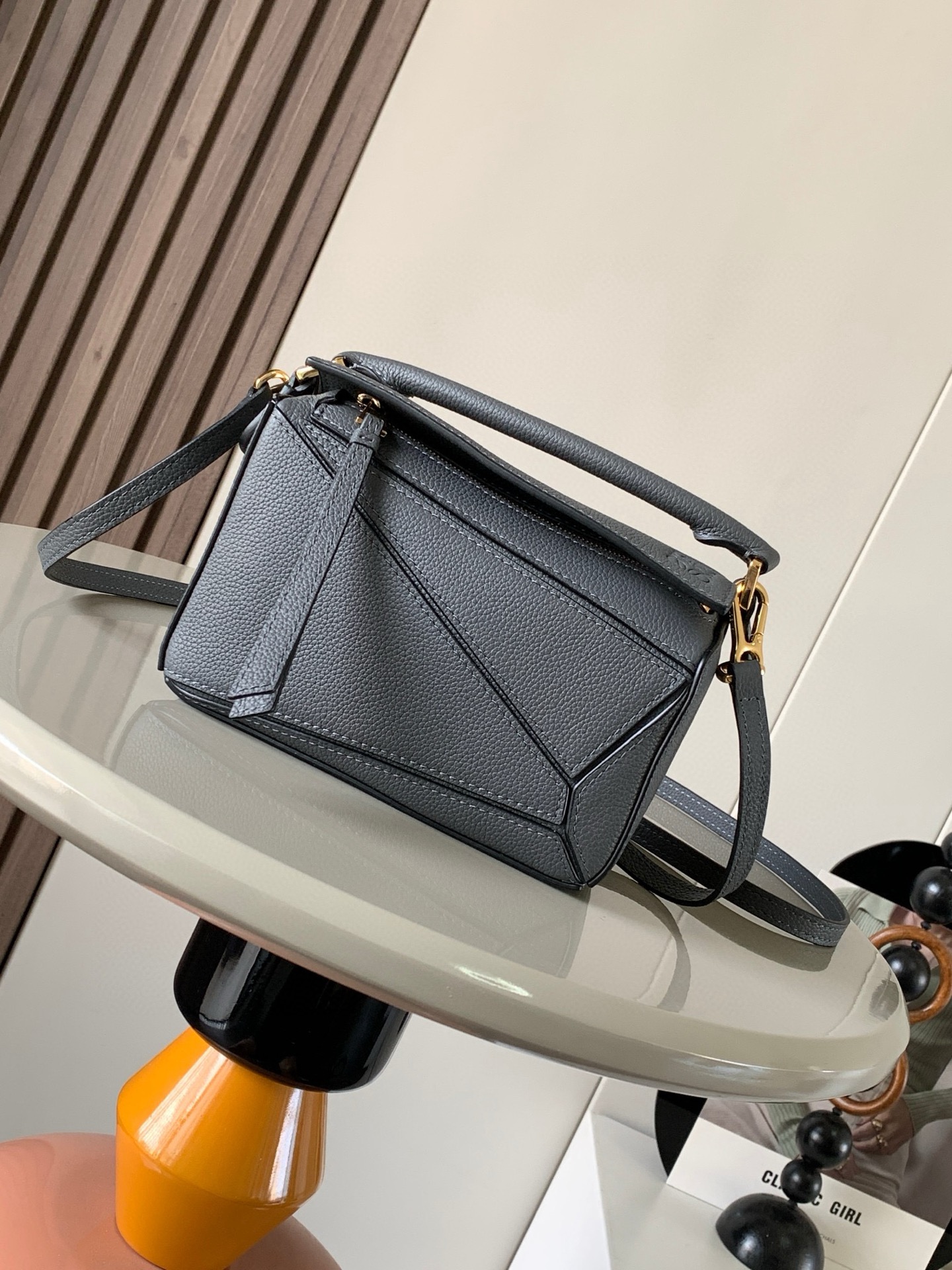 NO:206678,Genuine grade hot geometric bag mini 18CM original imported Napa calfskin Puzzle handbag is creative director Jonathan.  Anderson has created the unique geometric lines of Puzzle for the first handbag rectangular shape and precise cutting technology for L0EWE. This mini version is made of classic cowhide leather. The mini Puzzle can accommodate, for example, a small vertical wallet, most sized mobile phones (up to 6.1 inches) and sunglasses case crossbody, shoulder, hand hold or top carry. The weight of the removable shoulder strap bag is almost ignored. It is practical to stir-fry chicken, and it is used to install a mobile phone with a small wallet lipstick powder when you go out. It has no cumbersome feeling, and life is easy and pleasant from now on (the xs, plus you care most about is OK) Size 18~12.5~8CM Model number 9016 Color all lyte gray, Luo Yiwei, loewe, wallets, cowhide19860909正品级 爆款几何包迷你18CM原厂进口纳帕小牛皮Puzzle手袋是创意总监乔纳森．安德森为 L0EWE 推出的首款手提包长方体形状和精确的切割技术创造了 Puzzle 独特的几何线条.这个迷你版本采用经典牛皮革制成迷你 Puzzle 可以容纳例如一只小号垂直钱包、大多数尺寸的手机（最大6.1英寸）和太阳镜盒斜挎、肩背、手拿或顶部提手携带.可拆卸肩带包包自身重量几乎忽略,炒鸡实用,出门装手机小钱包口红粉饼,毫无累赘感,轻松愉快人生从此开启(你们最关心的xs,plus都ok哈） 尺寸18～12.5～8CM 款号9016 颜色全荔铁灰,罗意威,loewe,wallets,cowhide,Bag