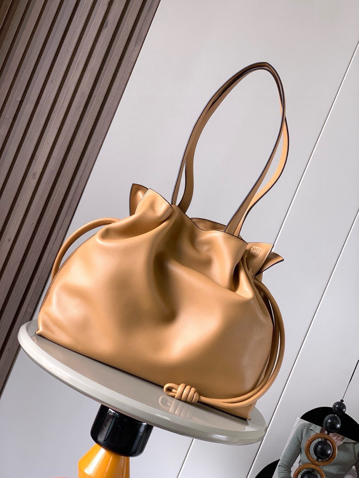 NO:206926,The new lucky bag 38CM large Napa cowhide leather Flamenco clutch released in the 1880s. The Flamenco clutch is tightened with a drawstring and is tied with an iconic coiled knot. This large version is made of Napa cowhide leather, which can hold A4 paper size documents, and the computer meets daily commuting for both men and women＊Shoulder and back cowhide top handle＊Magnetic buckle opening and closing Anag ram embossed size 38cm～29cm～14cm Model number 9050 Color warm sand yellow, Loewe, handbag, cowhide19860909新款福袋38CM大号纳帕牛皮革Flamenco手拿包十九世纪八十年代发布的 Flamenco 手拿包采用拉绳收紧,并打上标志性的盘绕结.此大号版本采用纳帕牛皮革制成大号容量可放 A4纸大小文件、电脑满足日常通勤男女皆＊可肩背牛皮革顶部提手＊磁扣开合Anag ram 压纹 尺寸38cm～29cm～14cm 款号9050 颜色暖沙黄,罗意威,loewe,handbag,cowhide,Bag